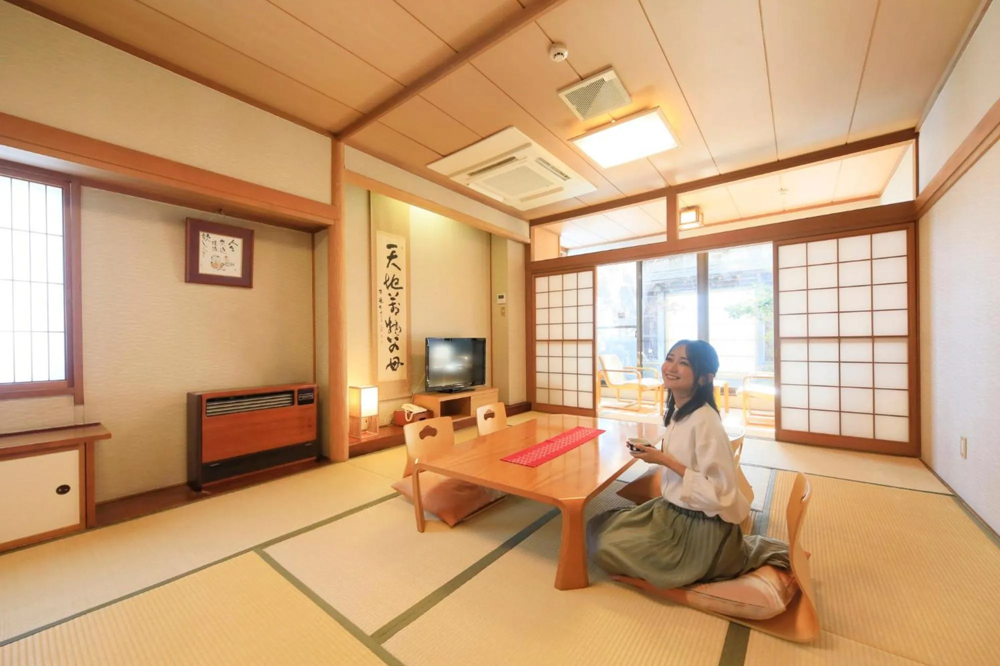 Japanese-Style Family Room with Shared Bathroom in Hotel Pony Onsen