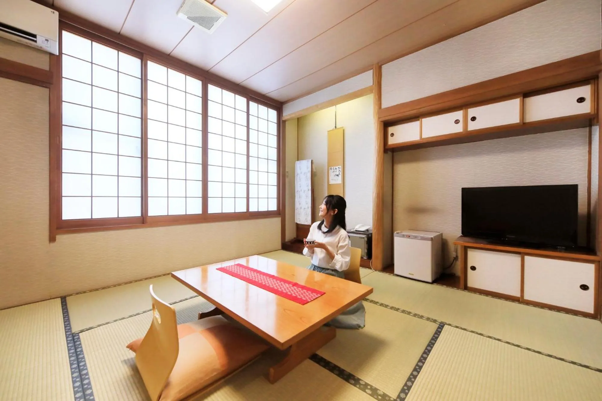 Japanese-Style Twin Room with Shared Bathroom in Hotel Pony Onsen