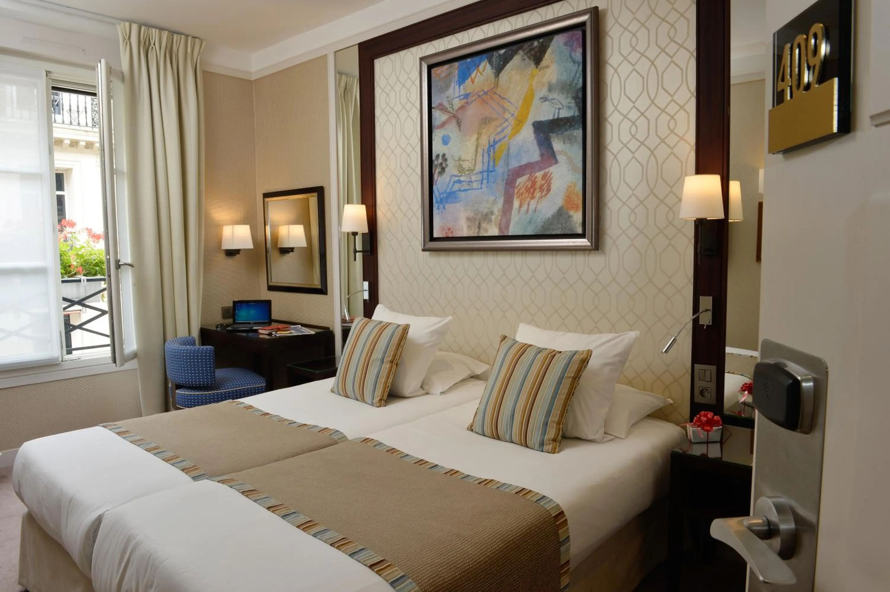 Classic Twin Room in Folkestone Opéra