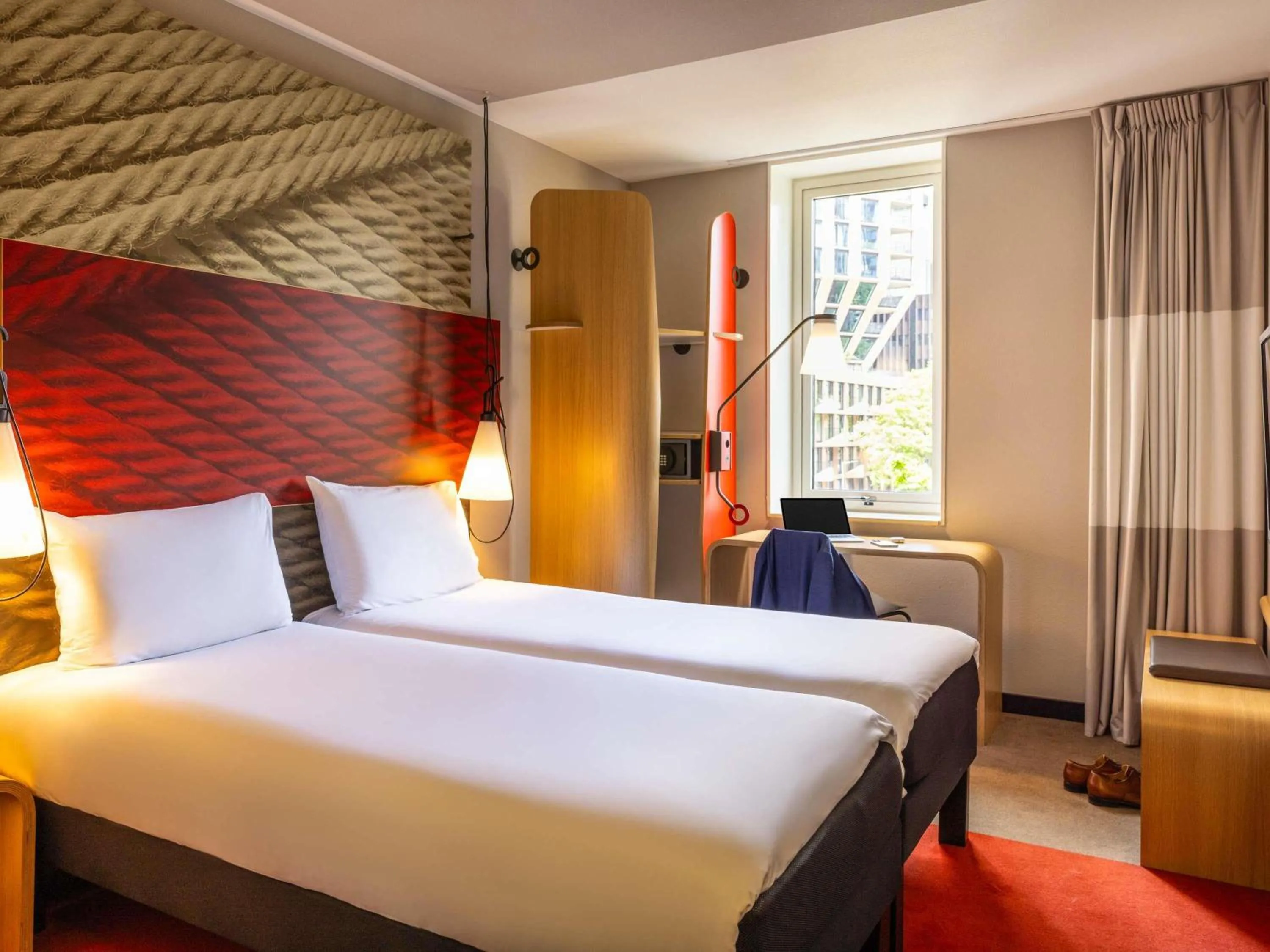 Standard Twin Room in ibis Rotterdam City Centre