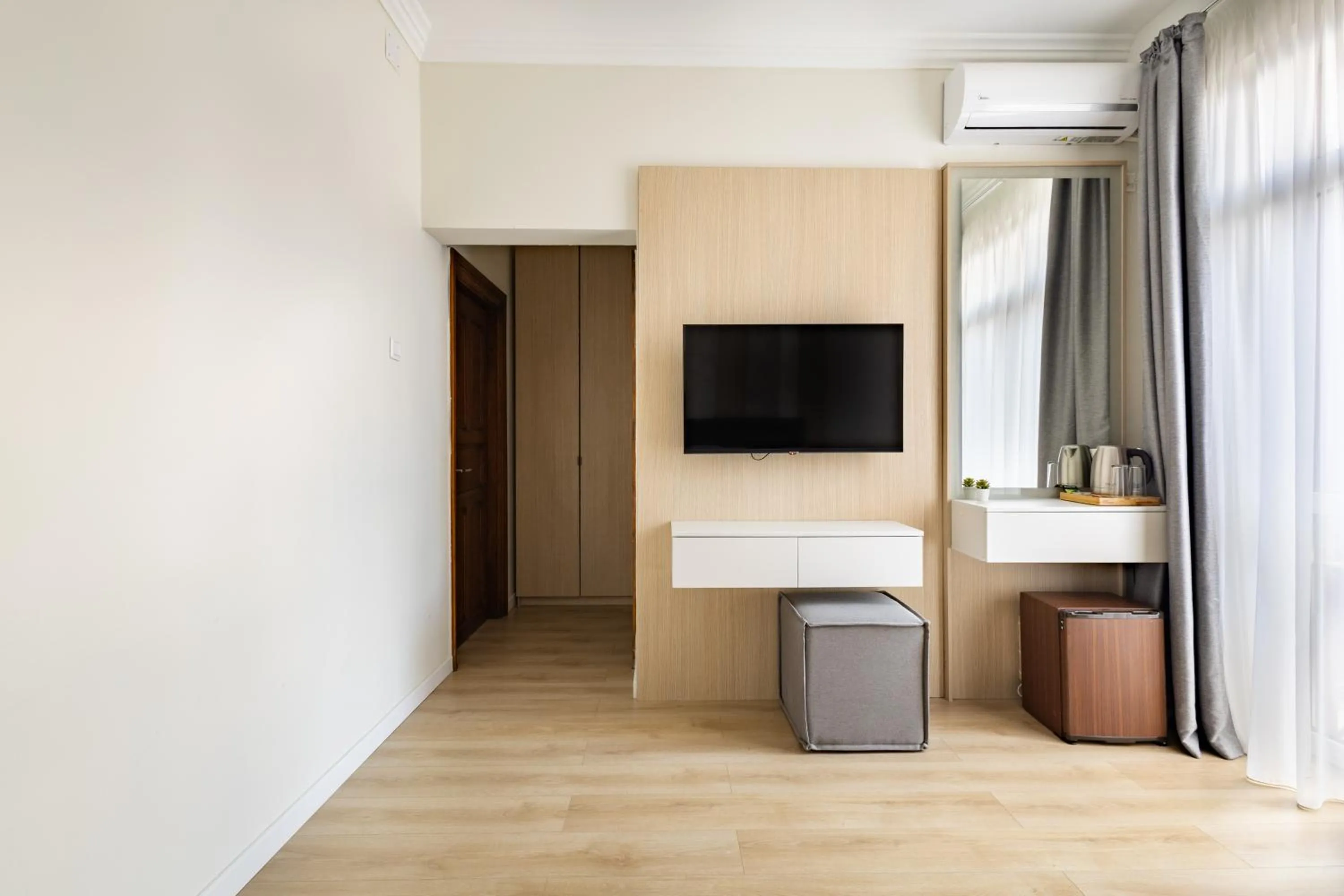 Single Room with Balcony - single occupancy in Piccolo Mondo by CityBookings