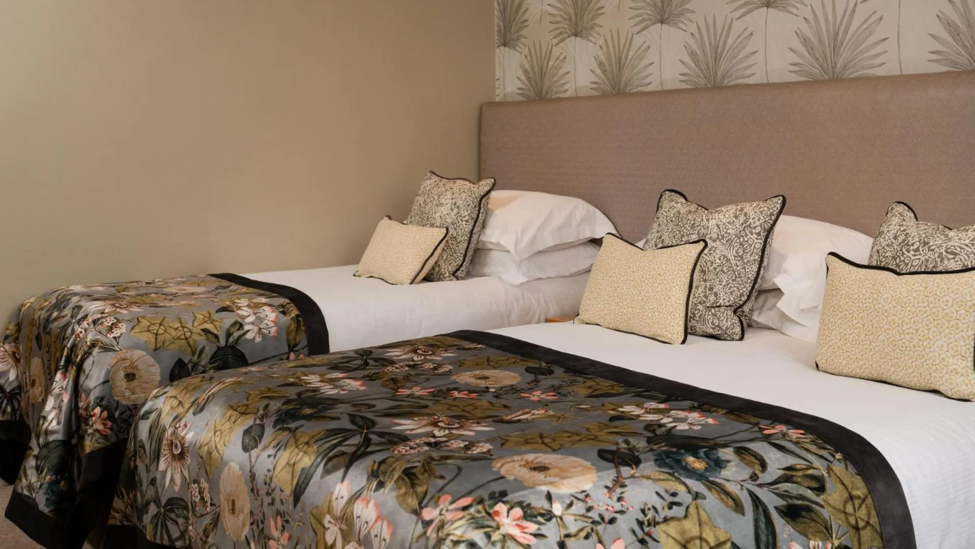 Superior Twin Room in Everglades Hotel