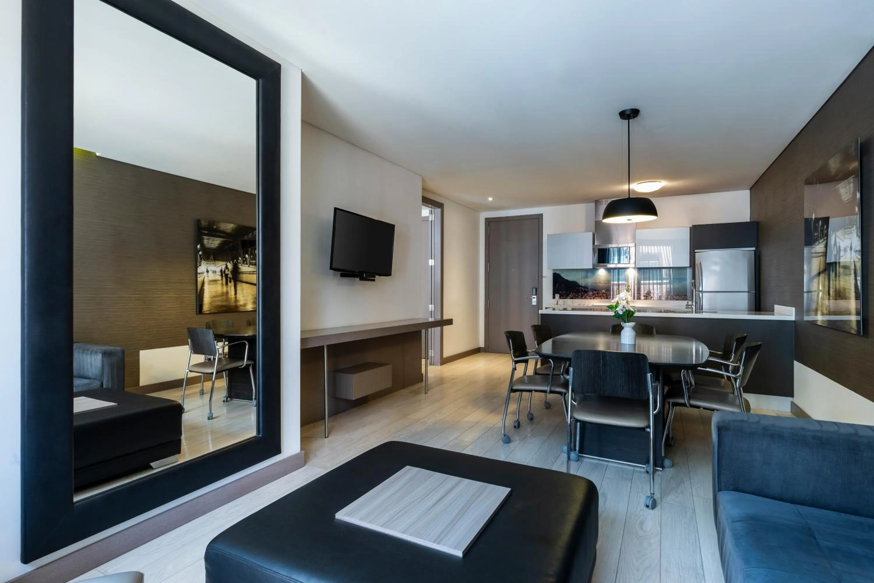 Deluxe King Studio in Hotel 100 Luxury Suites by Preferred