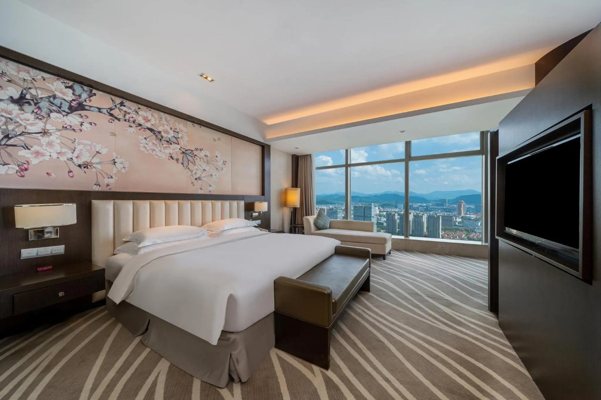 Premium King Room with City View in Crowne Plaza Shaoxing, an IHG Hotel