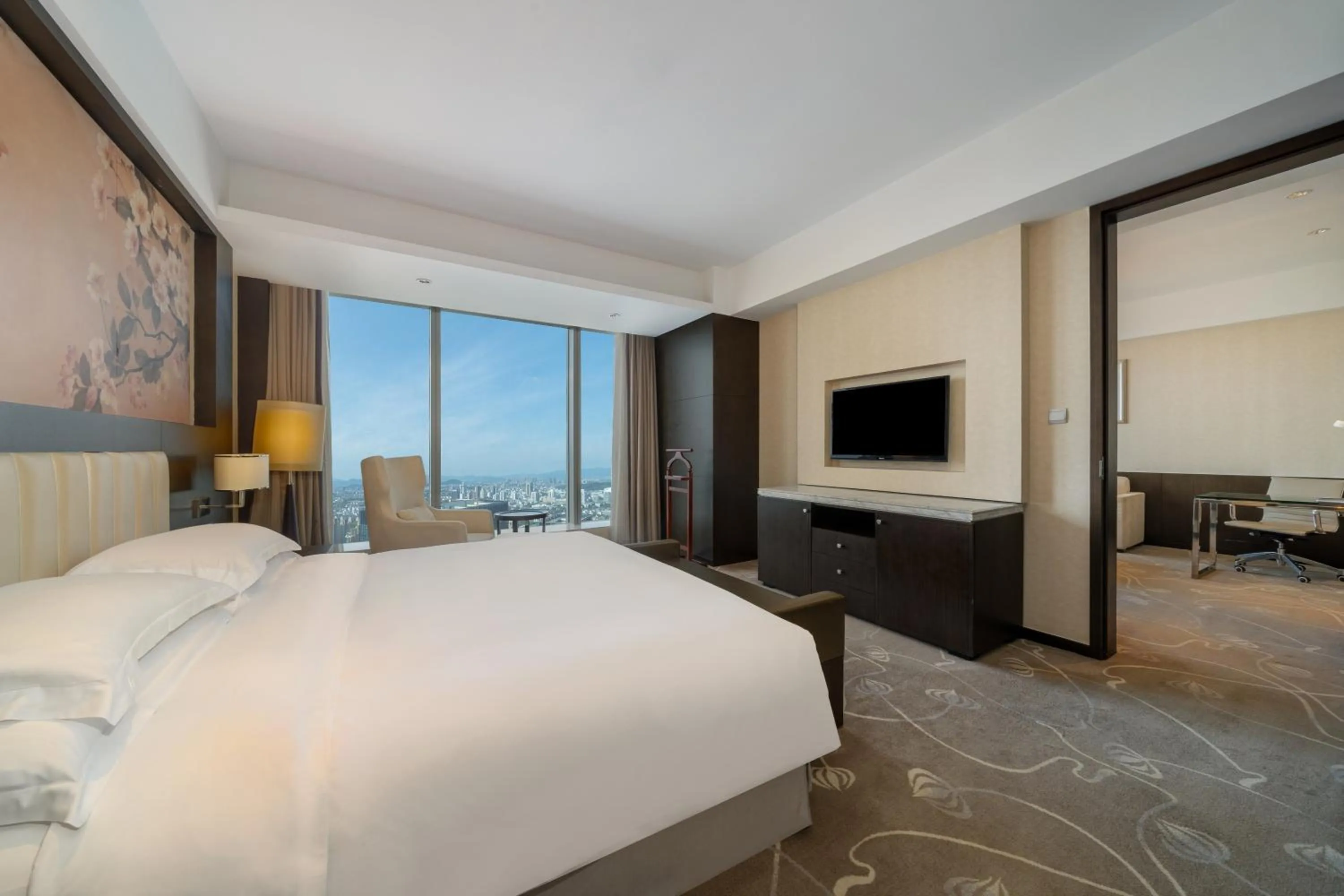 One-Bedroom King Suite with Lake View in Crowne Plaza Shaoxing, an IHG Hotel
