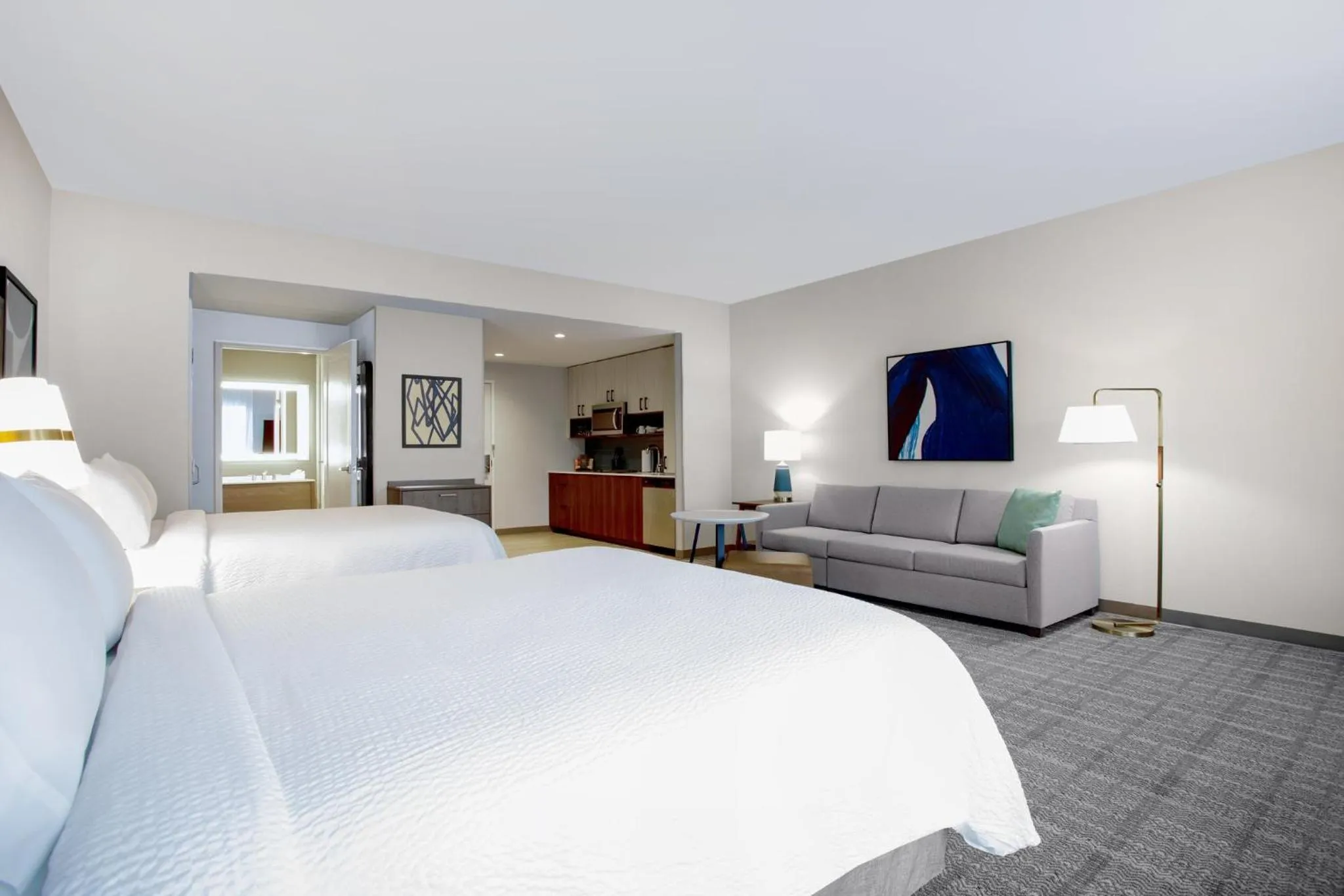 Queen Studio Suite with Lake View in Staybridge Suites Winter Haven - Auburndale