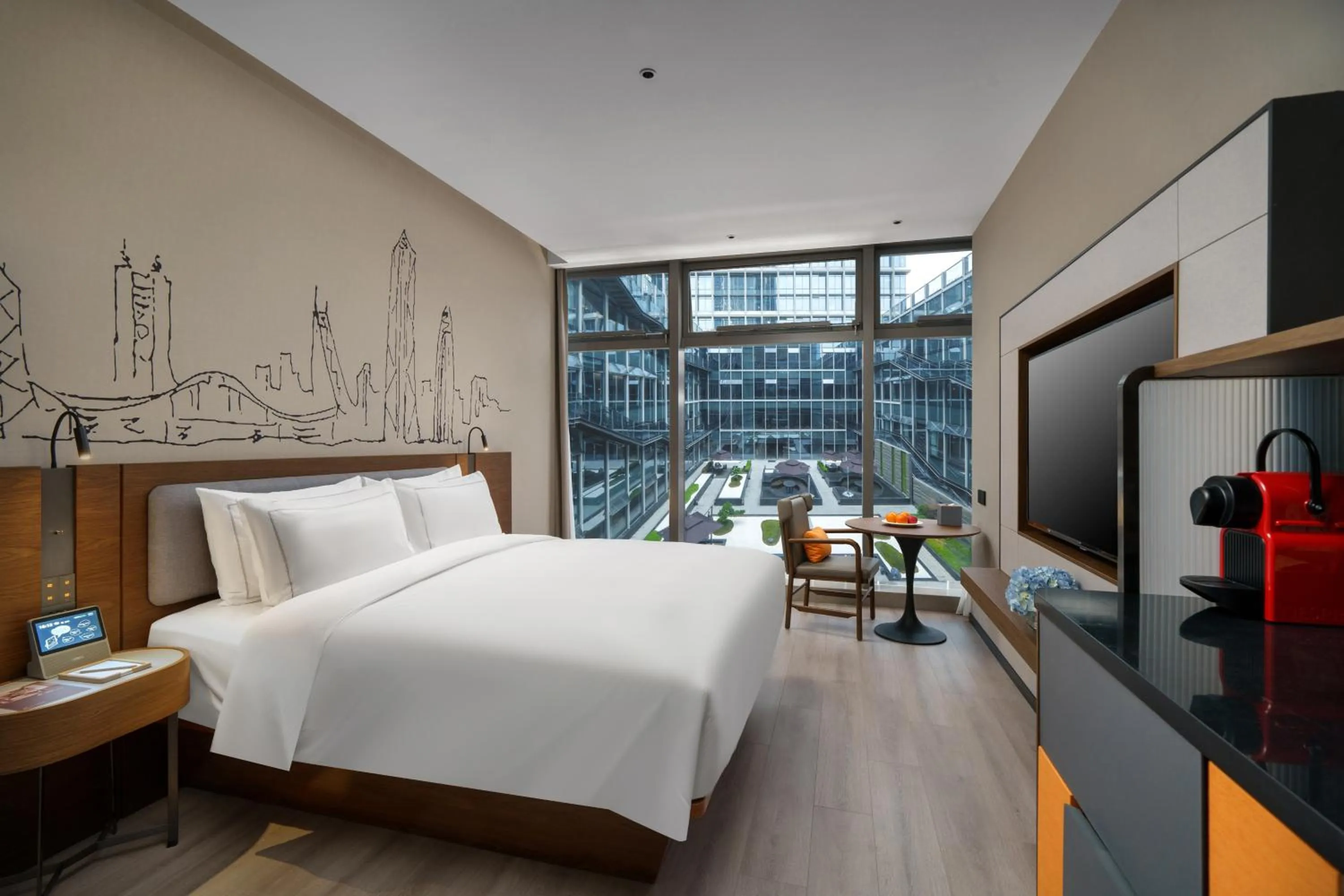 Garden View King Room in UrCove by HYATT Futian CBD-毗邻福田站和星河COCO Park 尊享免费迷你吧
