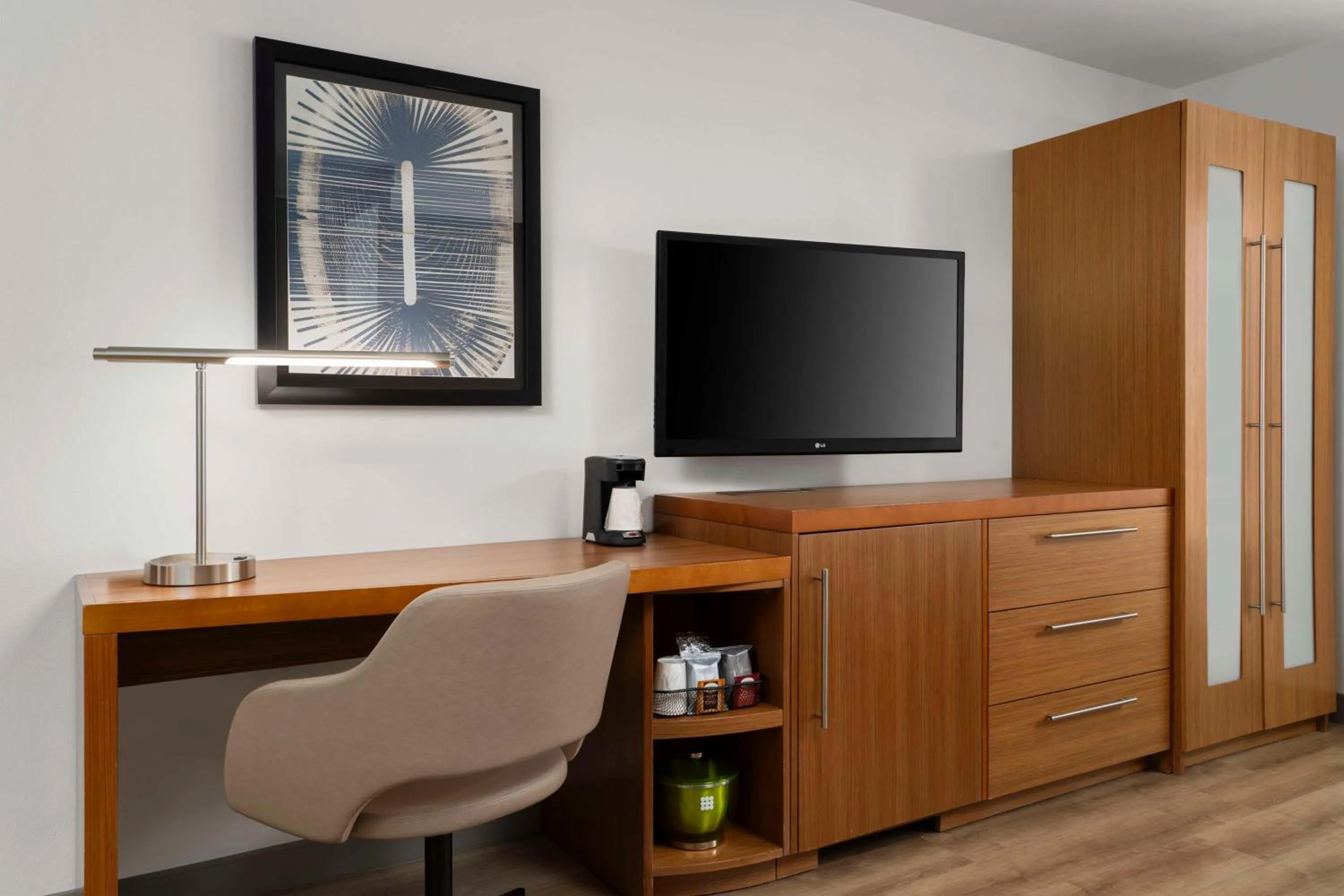 King Room with Sofa Bed and Roll-In Shower - Disability Access in Hyatt Place Omaha/Downtown-Old Market