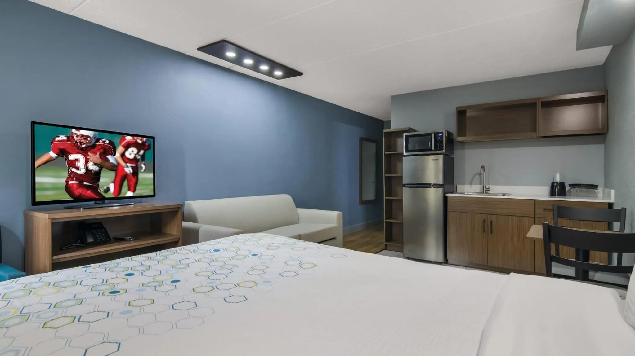 Suite King Bed Non-Smoking in HomeTowne Studios by Red Roof and Conference Center Chicago - N Aurora Naperville