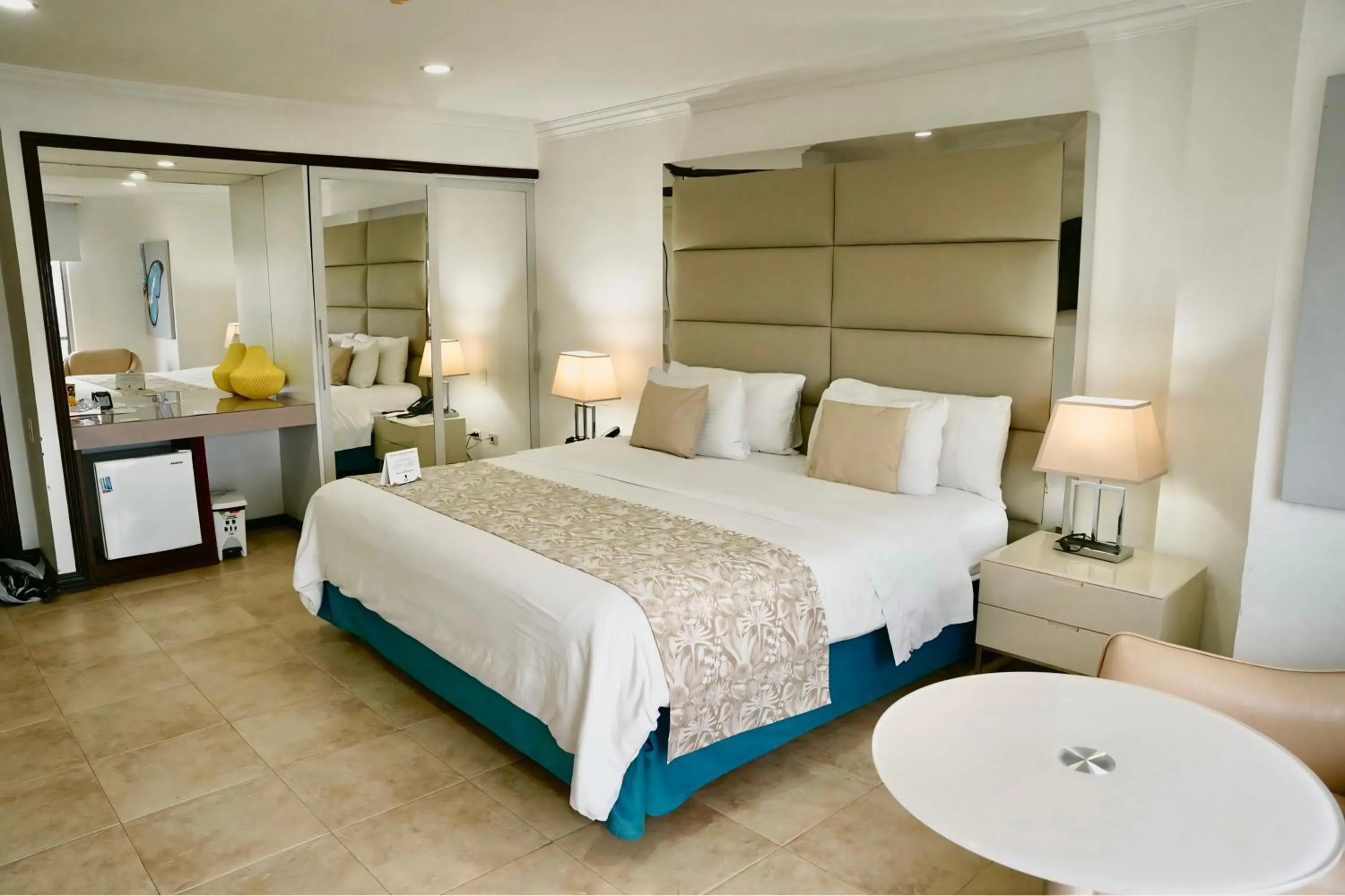 Deluxe King Room with Balcony in Hotel Windsor Barranquilla