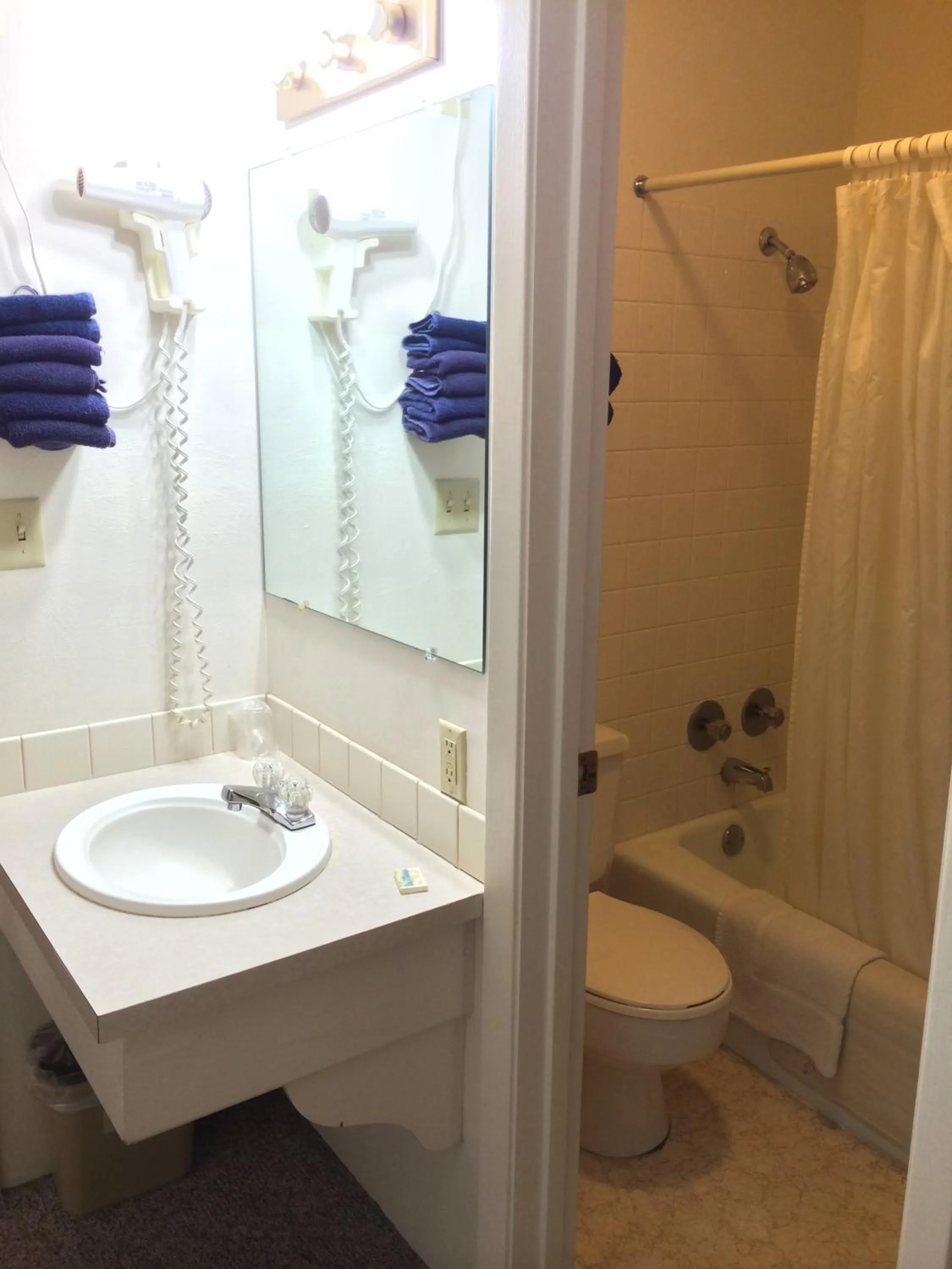 Queen Room in Island Inn