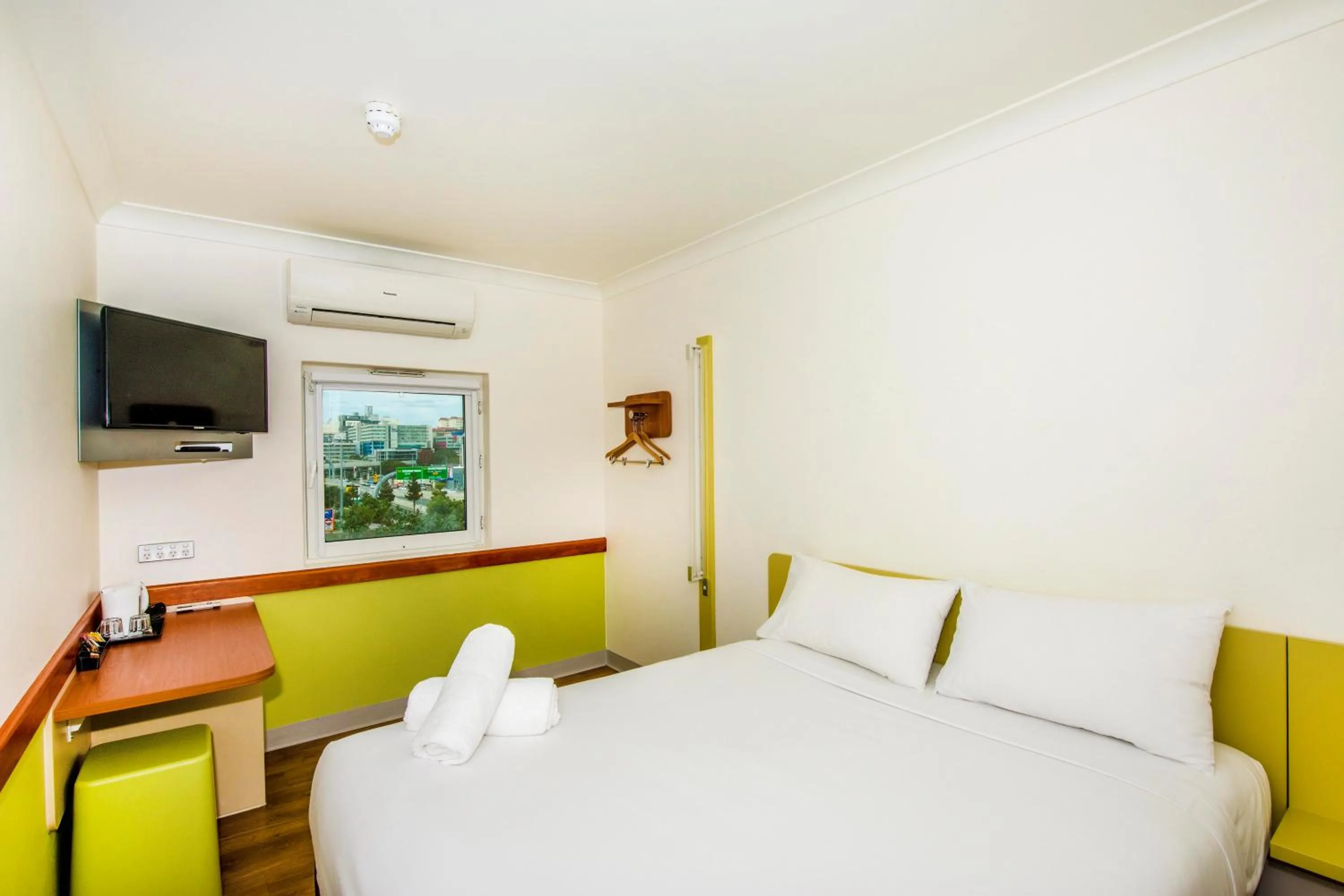 Standard Queen Room in Imperial Motel Windsor