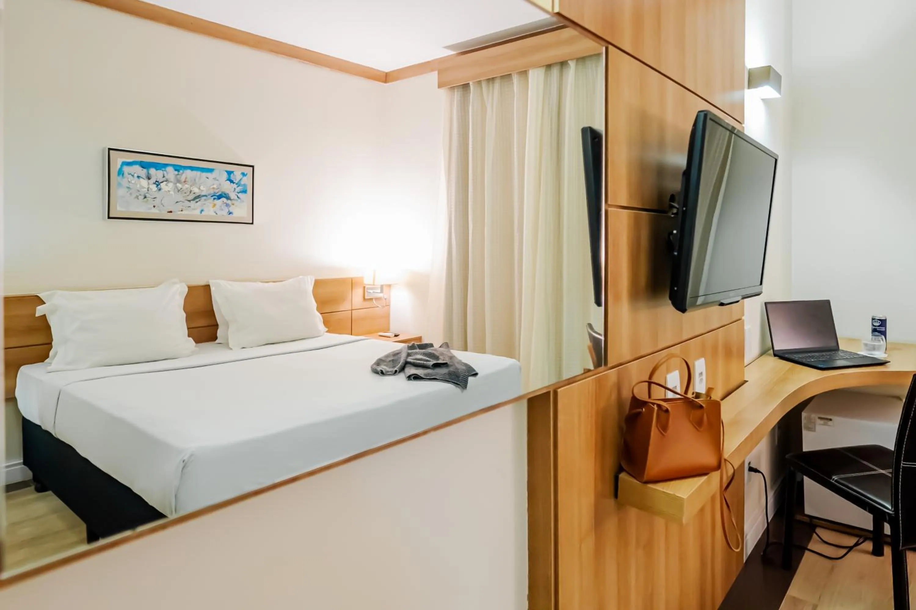 Luxury Double - single occupancy - 1 Queen Bed in Intercity Vinhedo