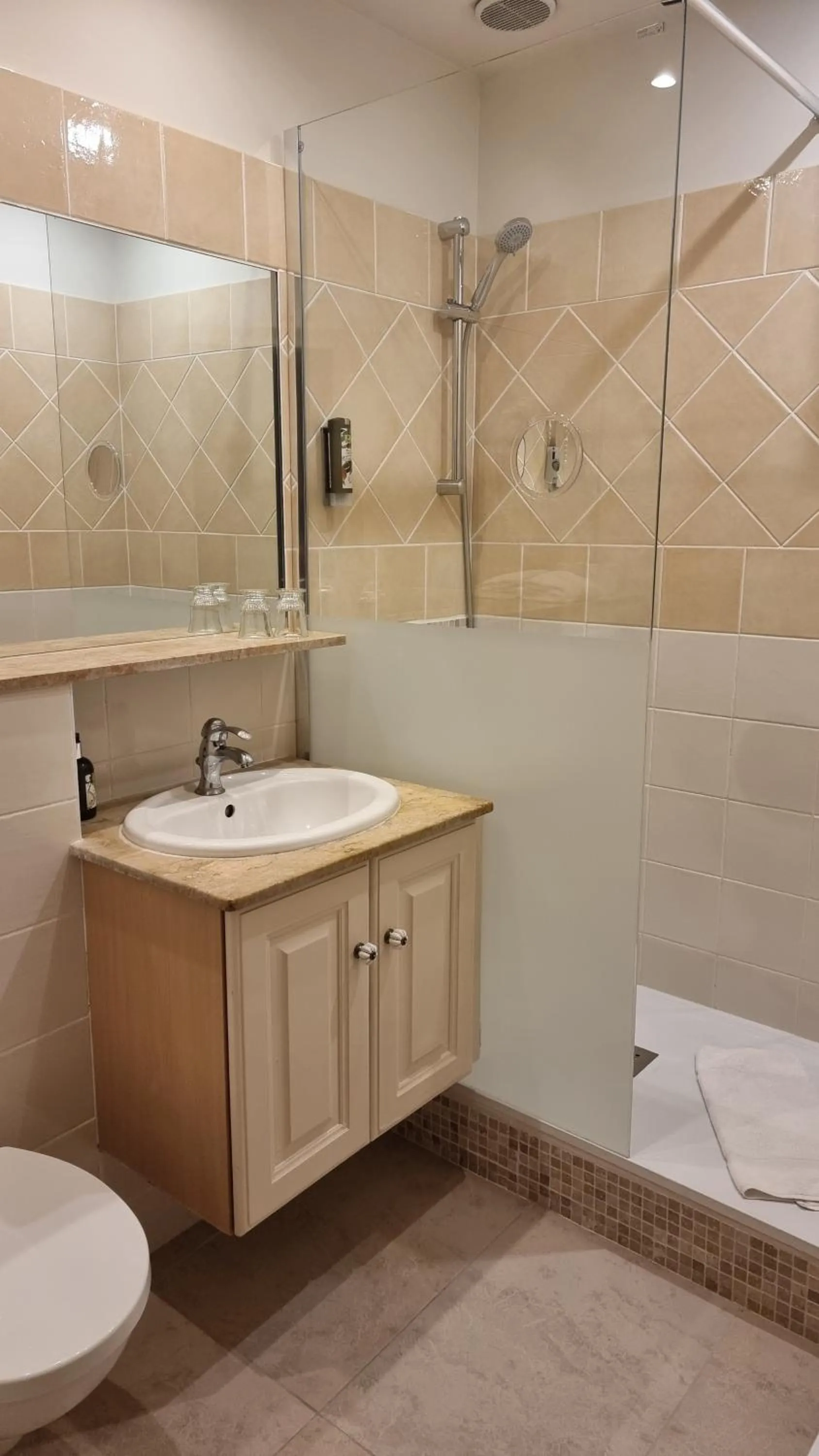 Standard Triple Room in Demeures et Châteaux Hôtel L'Hermitage