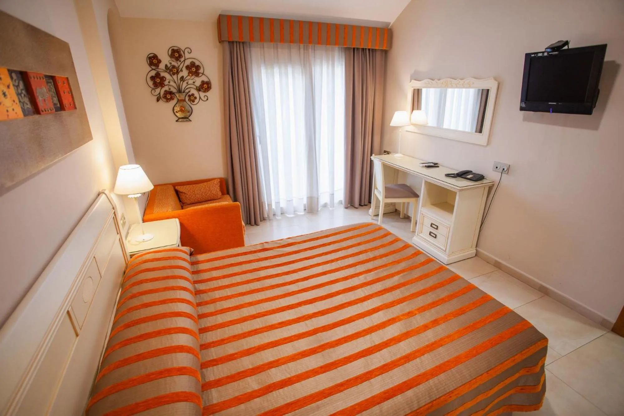 Deluxe Double Room (2 Adults + 1 Child) in Hotel Versalles