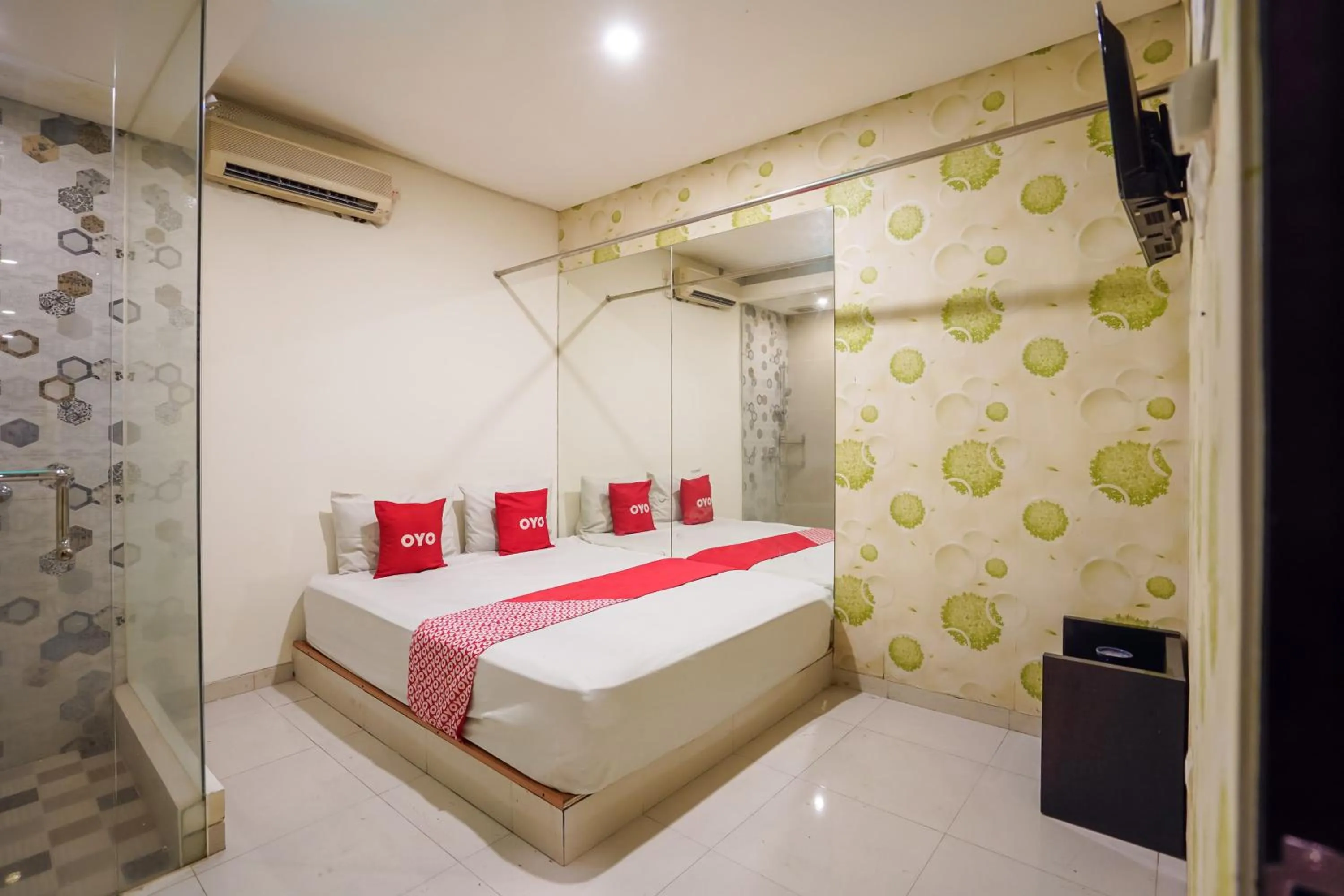 Standard Double Room in Super OYO Capital O 92633 Spring Hotel Gubeng