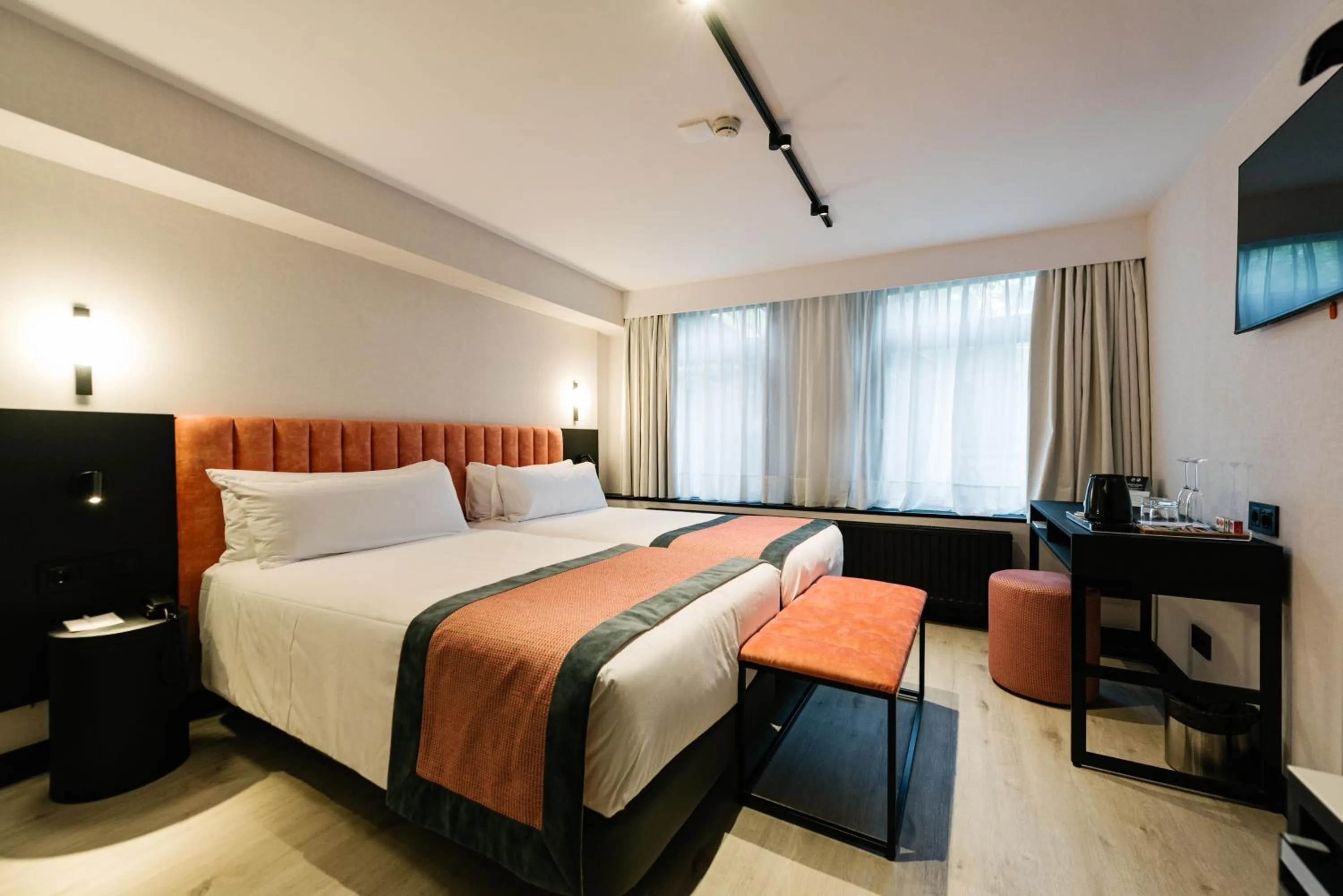 Souterrain Double Room (Below Street Level with Limited View) in Catalonia Vondel Amsterdam