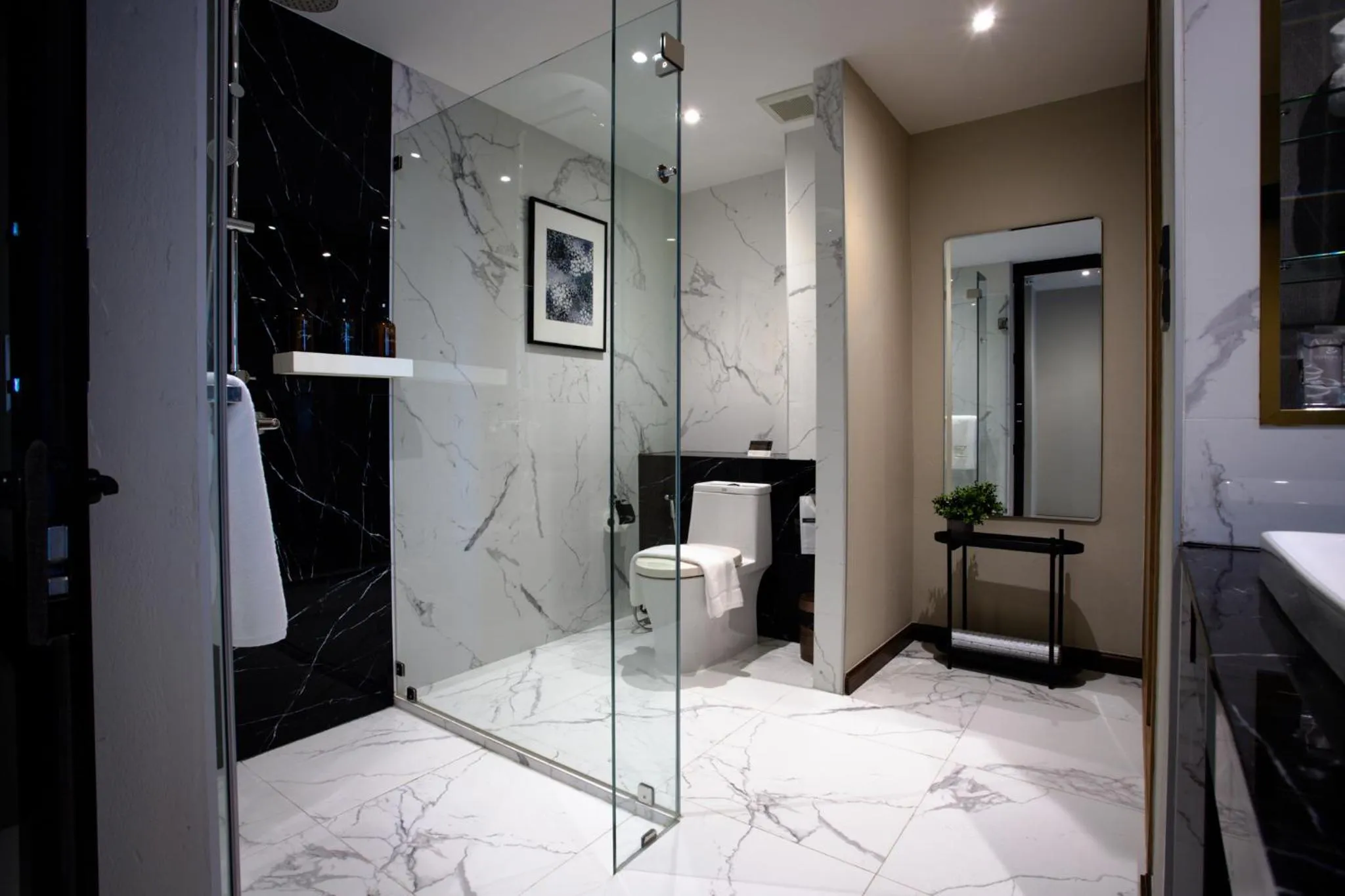 Deluxe Twin Room in SAM E Hotel Bangkok Sathorn