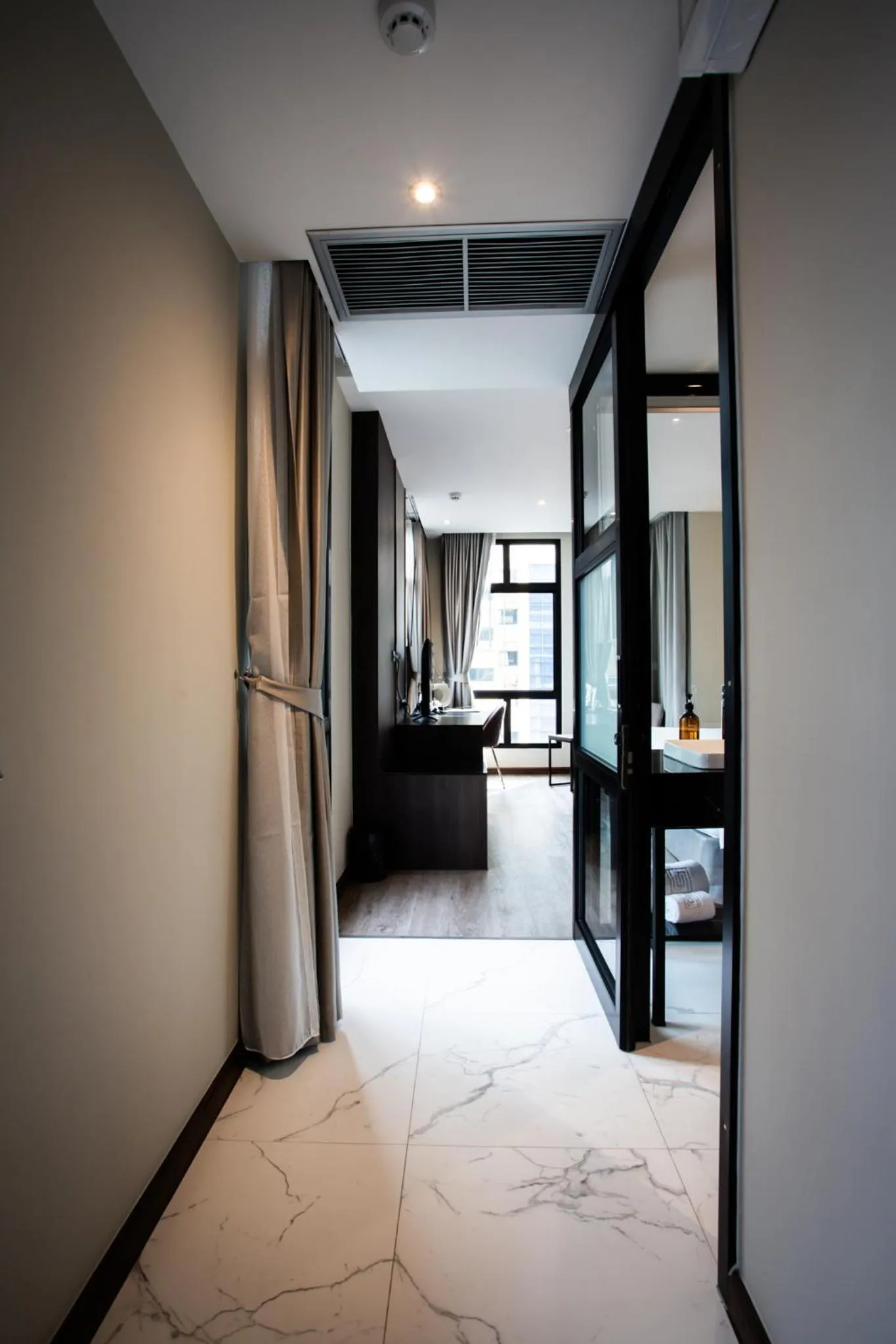 Deluxe King Room in SAM E Hotel Bangkok Sathorn