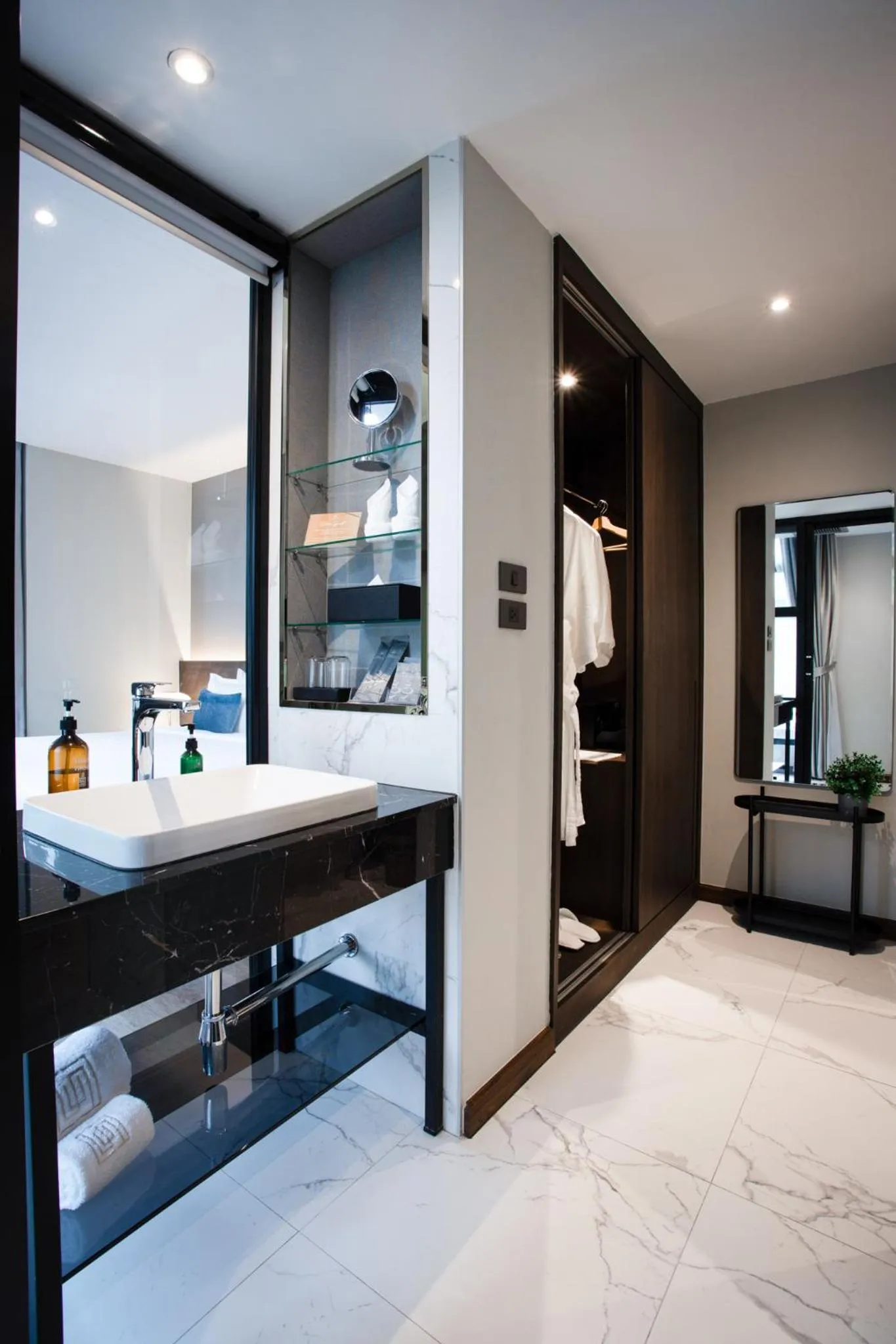 Deluxe King Room with City View in SAM E Hotel Bangkok Sathorn