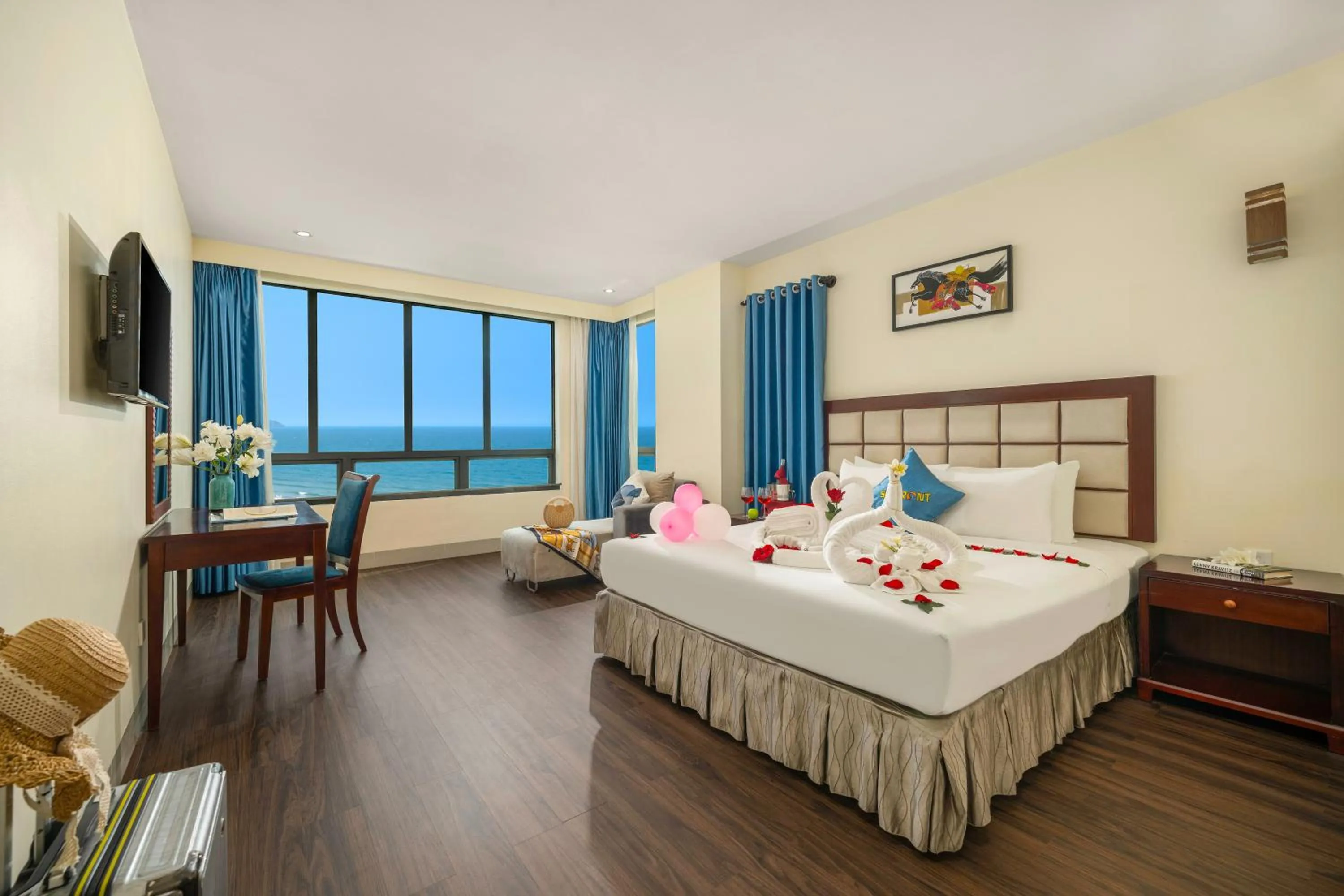 Deluxe Double Room with Sea View in SeaFront Hotel DaNang