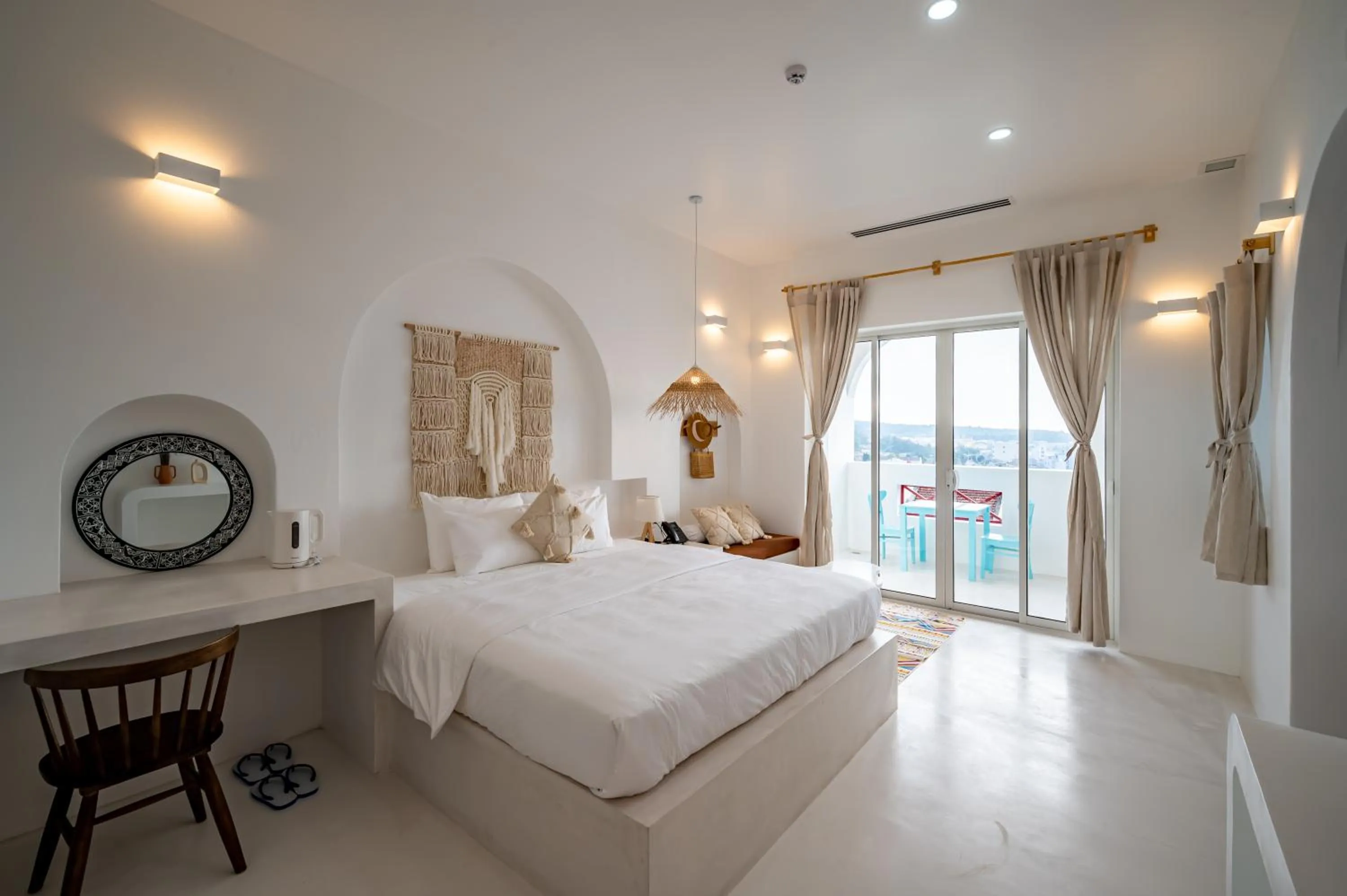 Deluxe King Room in Happiness Hotel