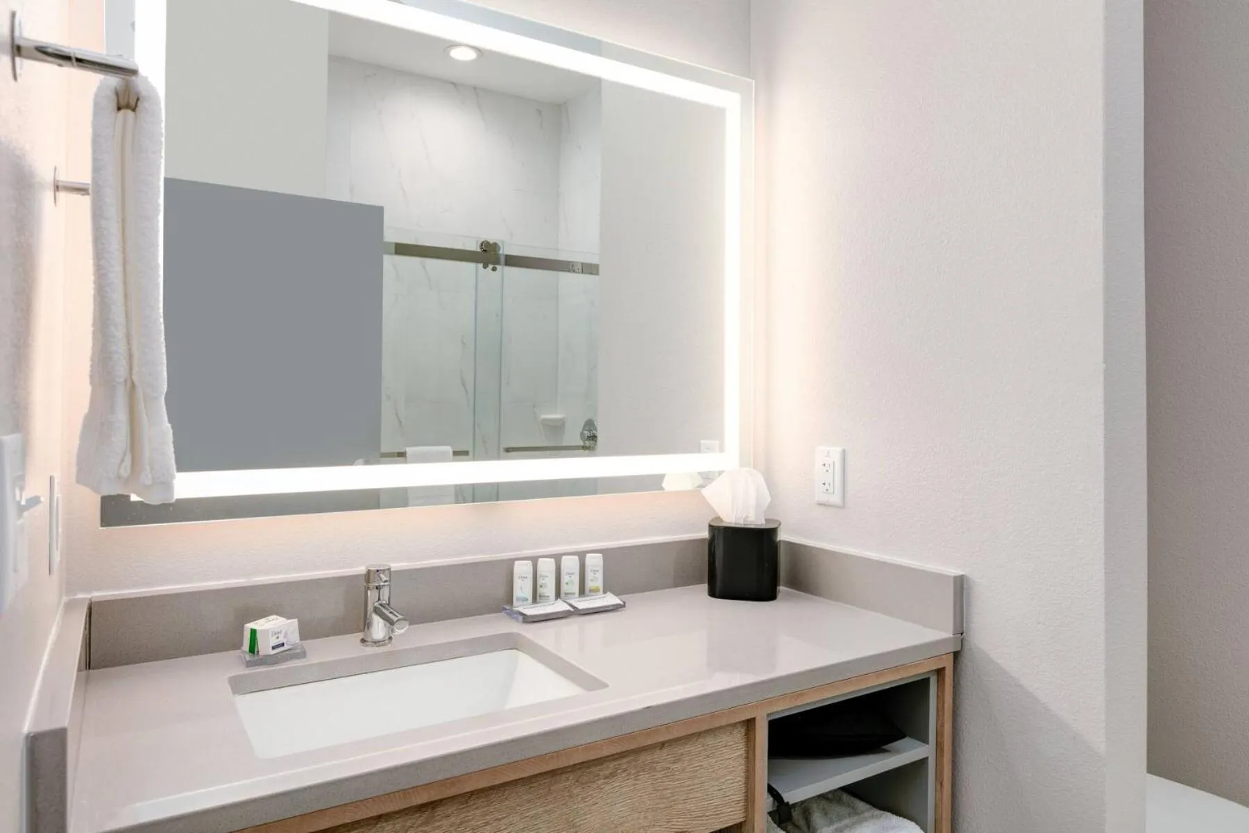 King Room with Mobility Access and Bathtub with Grab Bars, Non-Smoking in The Elm, a Ramada by Wyndham