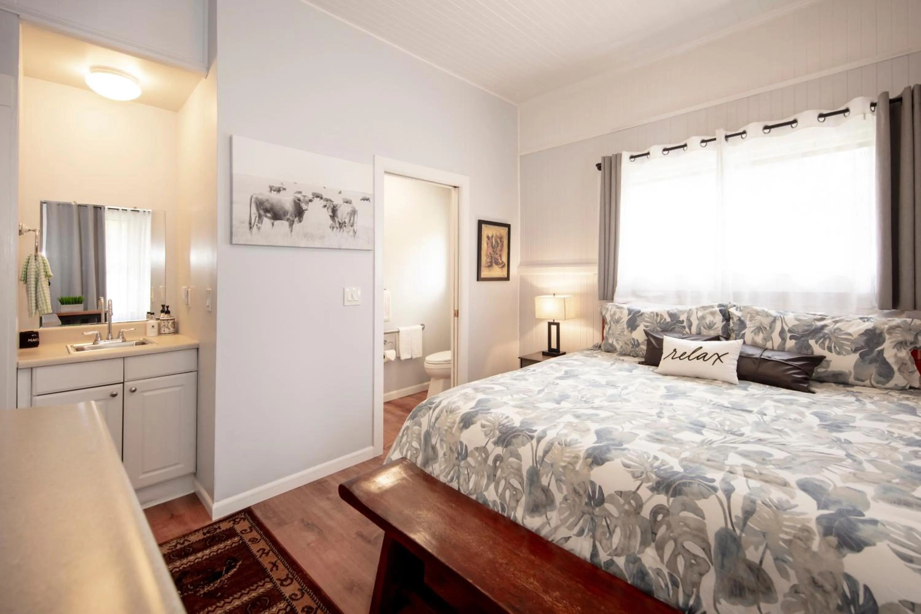 Corner Room with King Bed in Aloha Junction Bed and Breakfast -Minutes away from Hawaii Volcanoes National Park