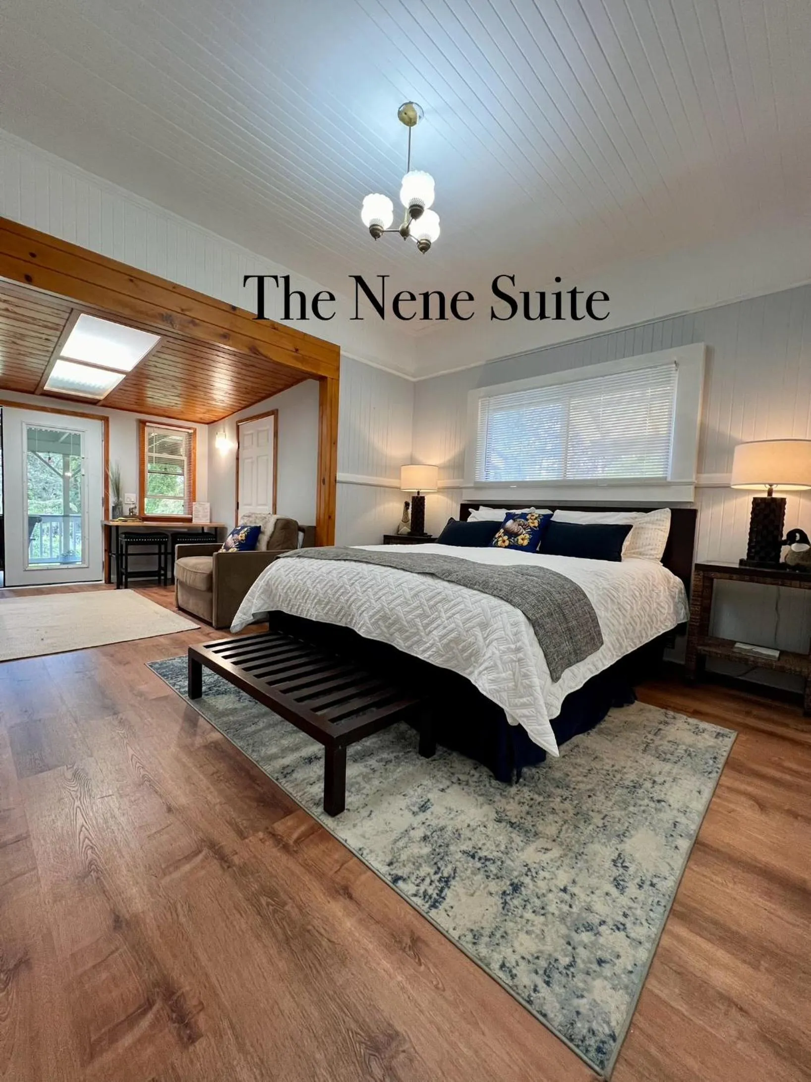 King Bed and Sofa Chair in Aloha Junction Bed and Breakfast -Minutes away from Hawaii Volcanoes National Park