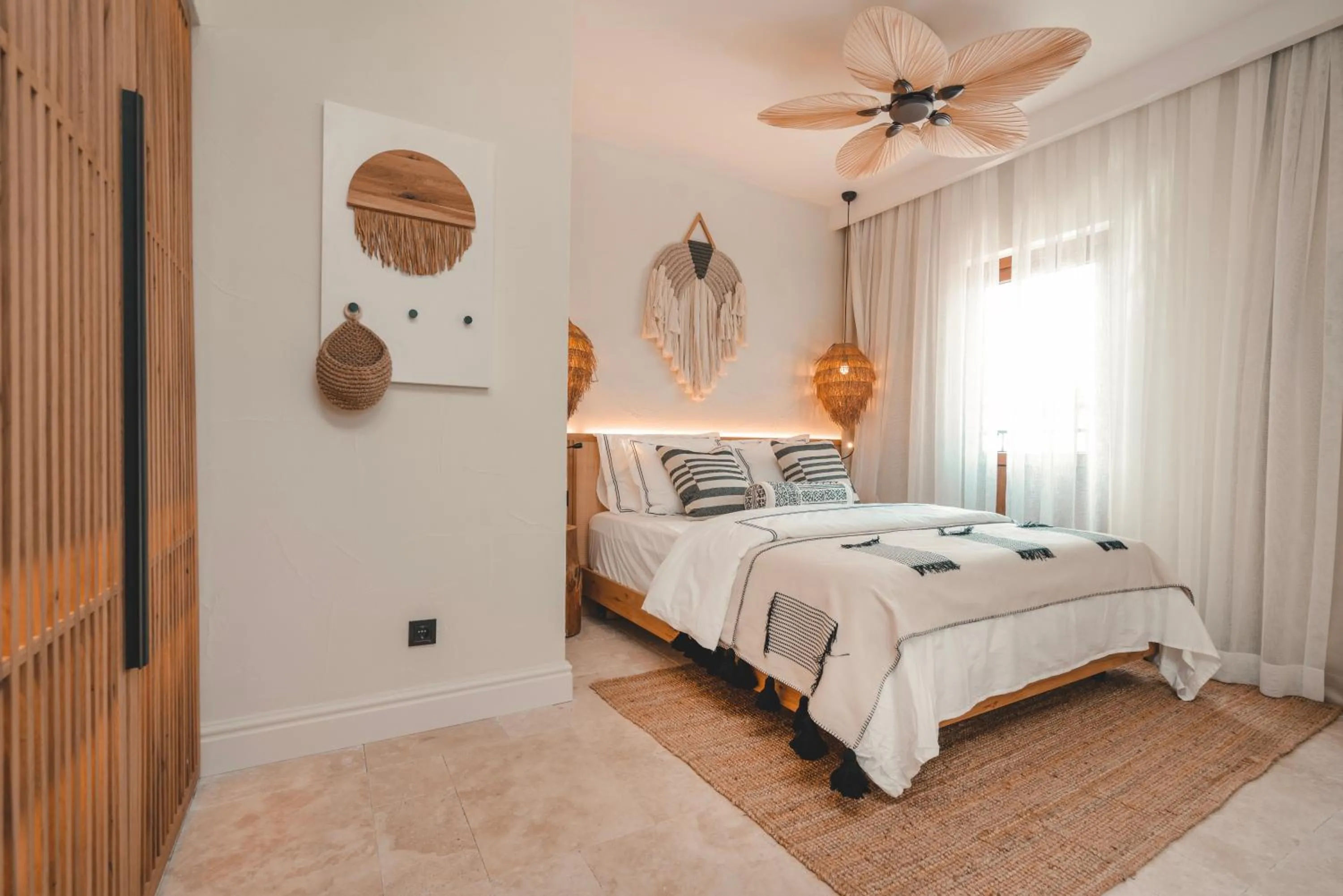 Standard Queen Room in 6 ROOMS BY AZUMARE