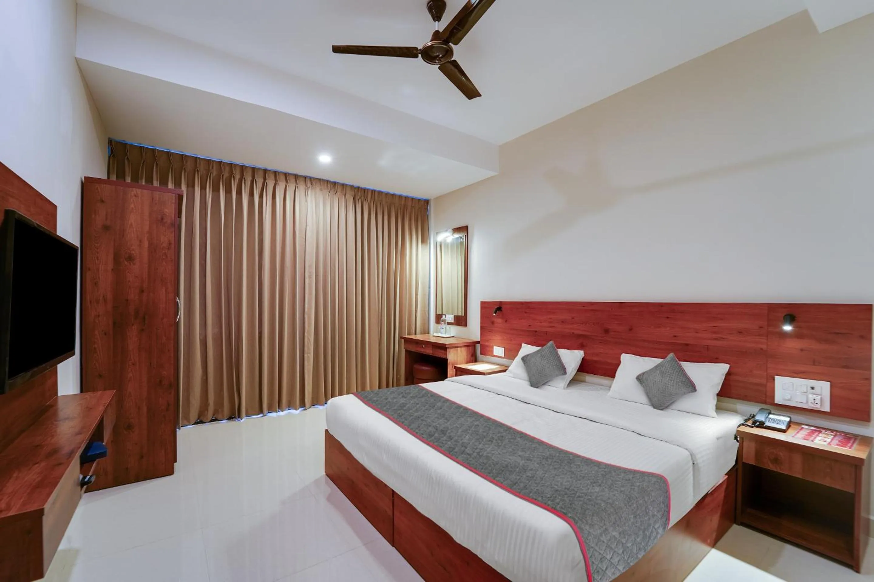 Deluxe Triple Room - single occupancy in Super Townhouse Davis Let Bangalore