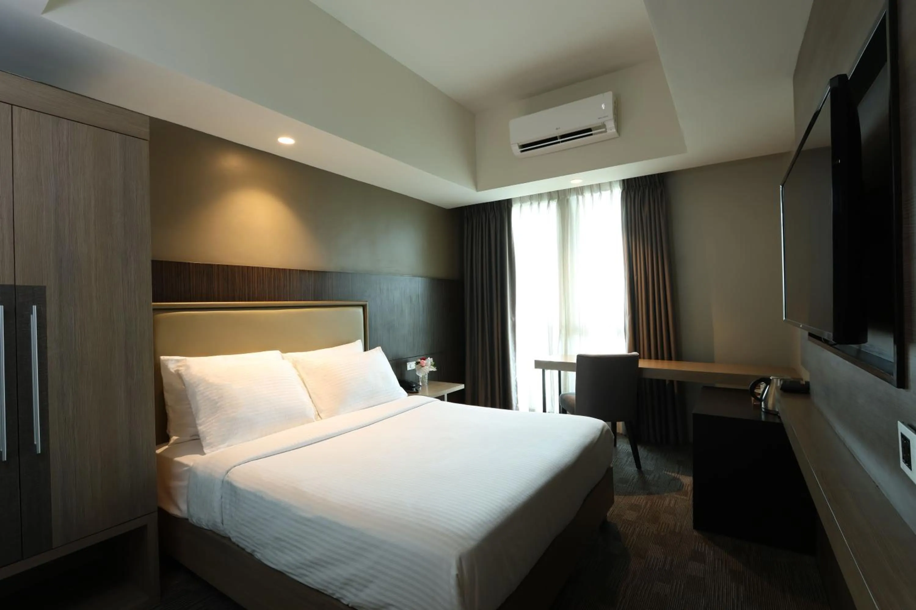 Superior Room with Balcony in Sotogrande Hotel Katipunan