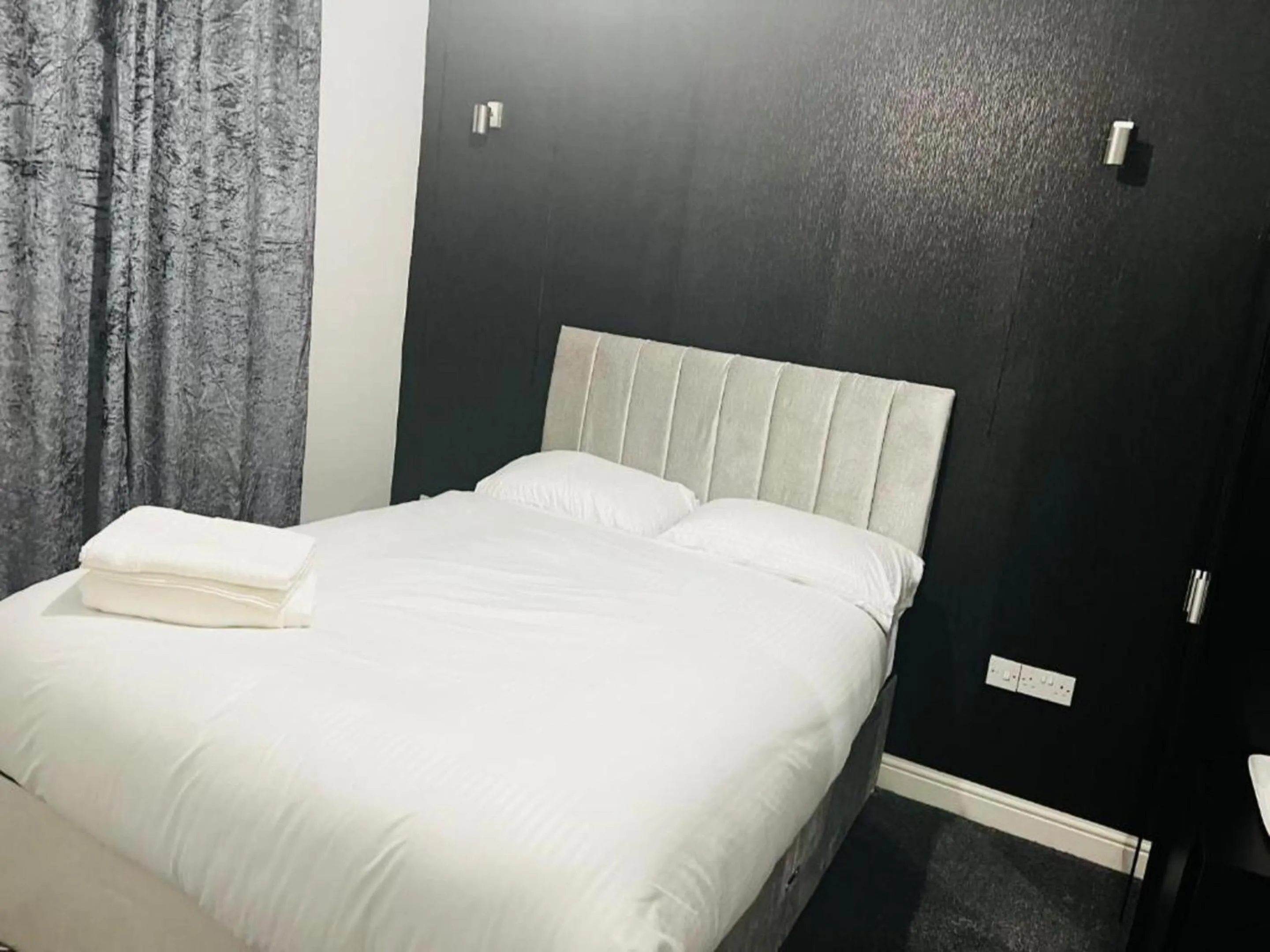 Standard Twin Room with Shared Bathroom in OYO The Pleasant House