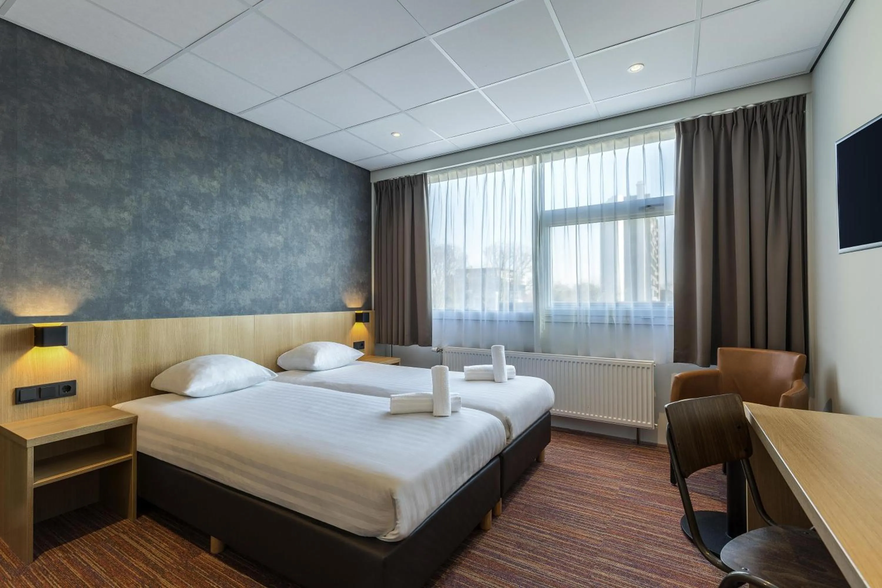 Twin Room with Roll-In Shower - Mobility Accessible in Best Western Amsterdam