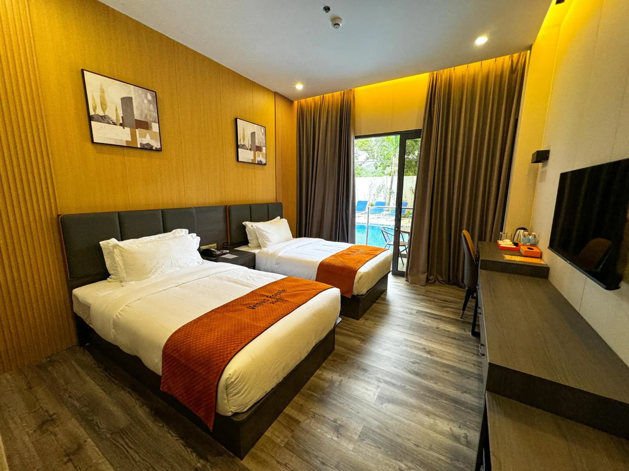 Deluxe Twin Room in Venus Royale Hotel