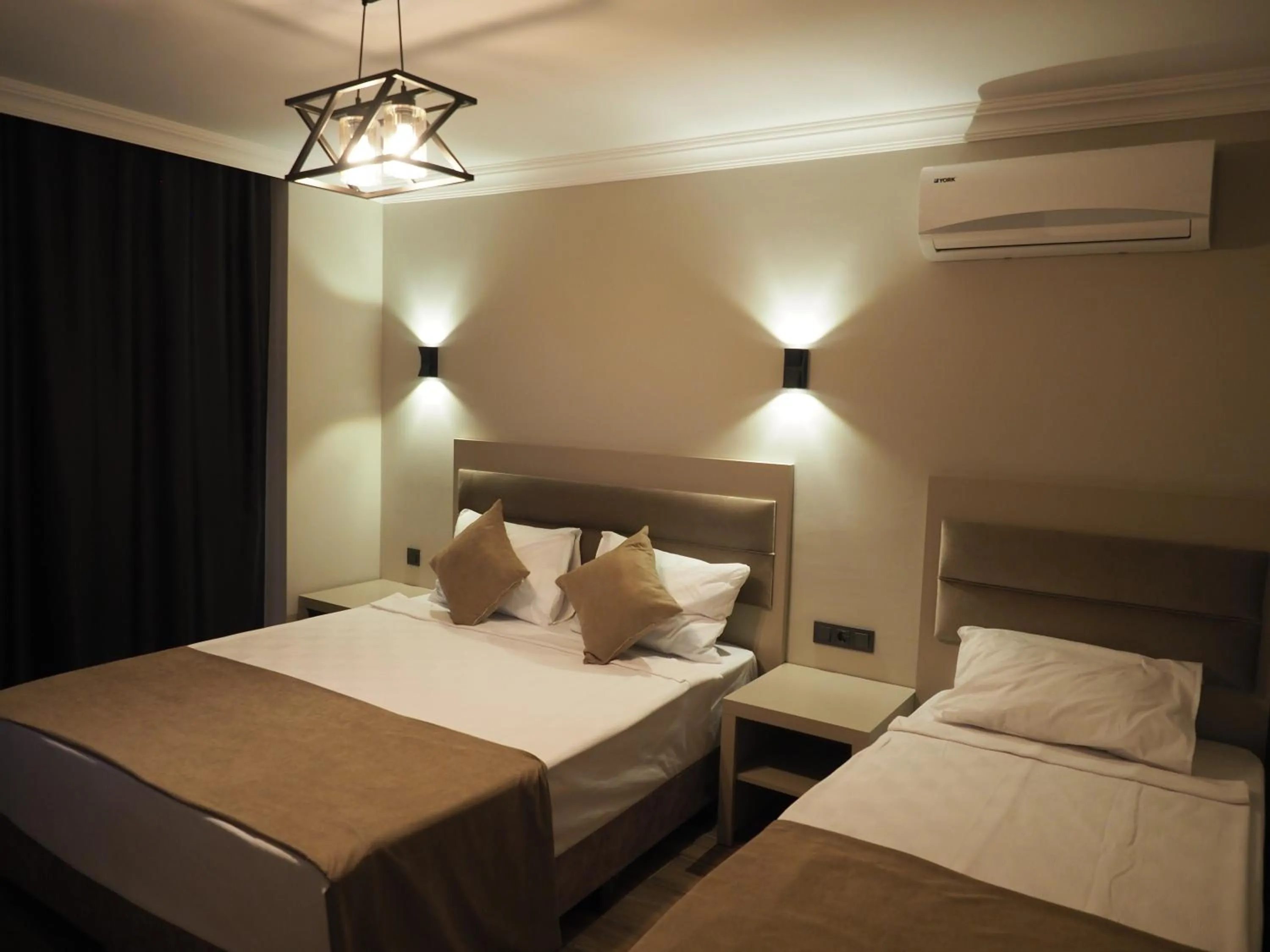 Comfort Triple Room with Shower - single occupancy in Zenia Hotel