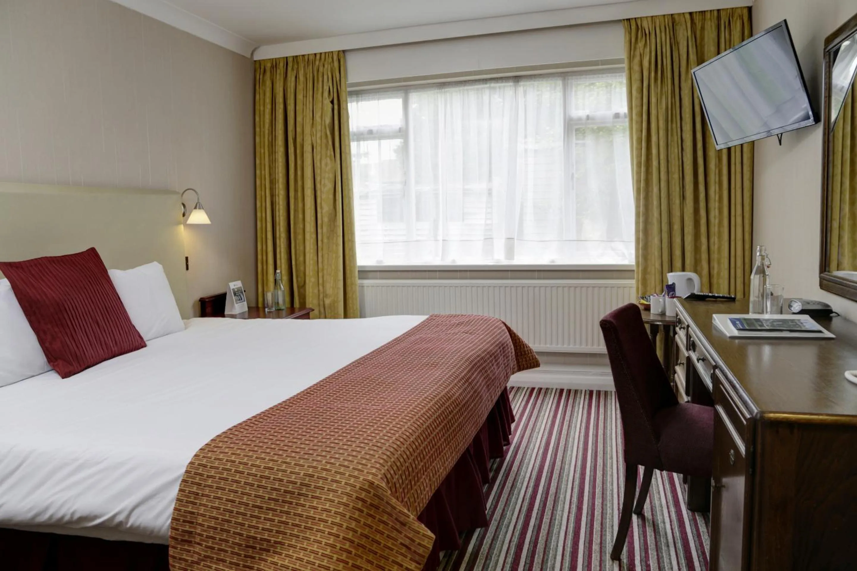 Deluxe Triple Room in Rose & Crown Hotel Tonbridge By Uno