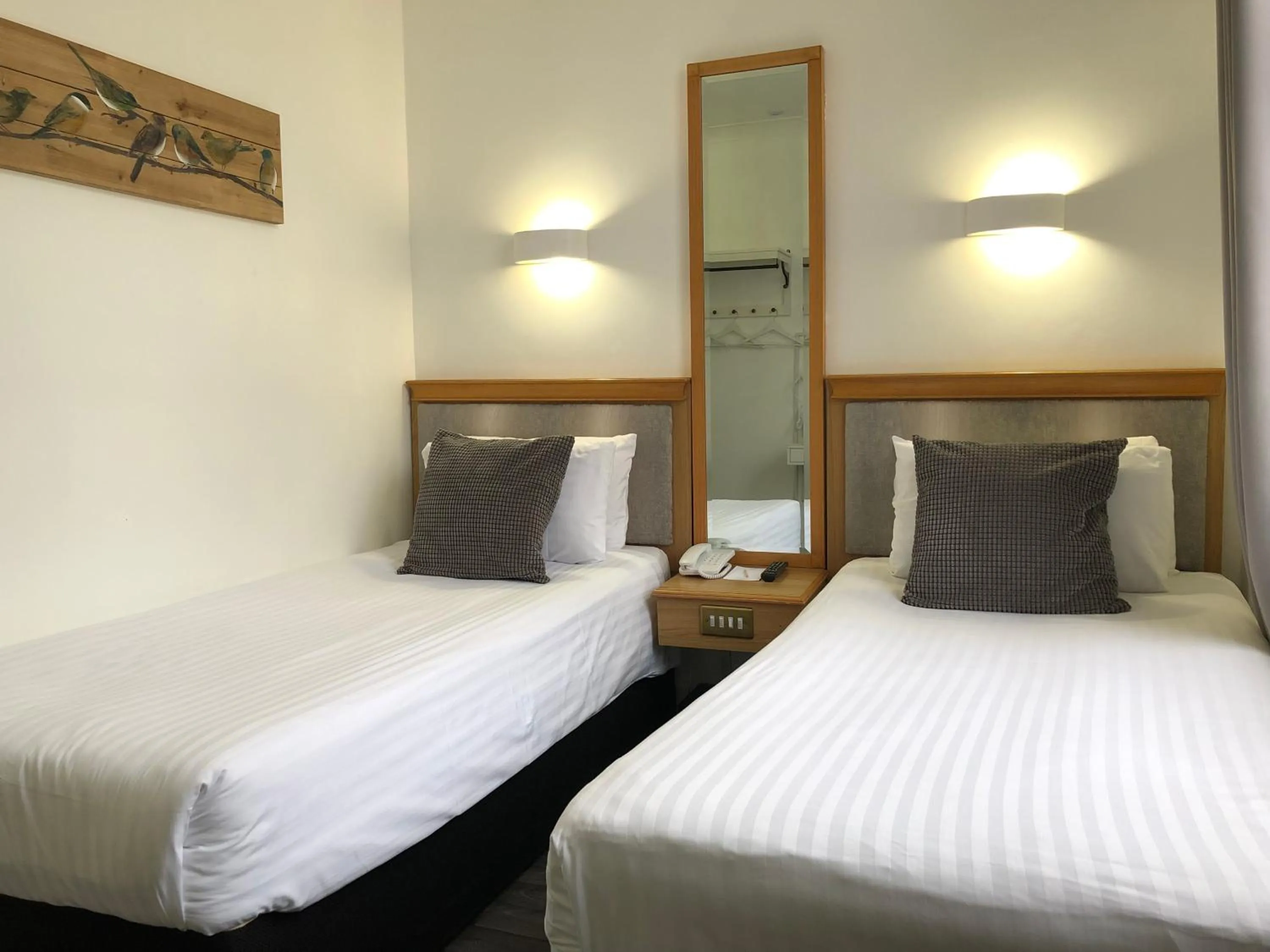 Classic Twin Room in Berjaya Eden Park London Hotel