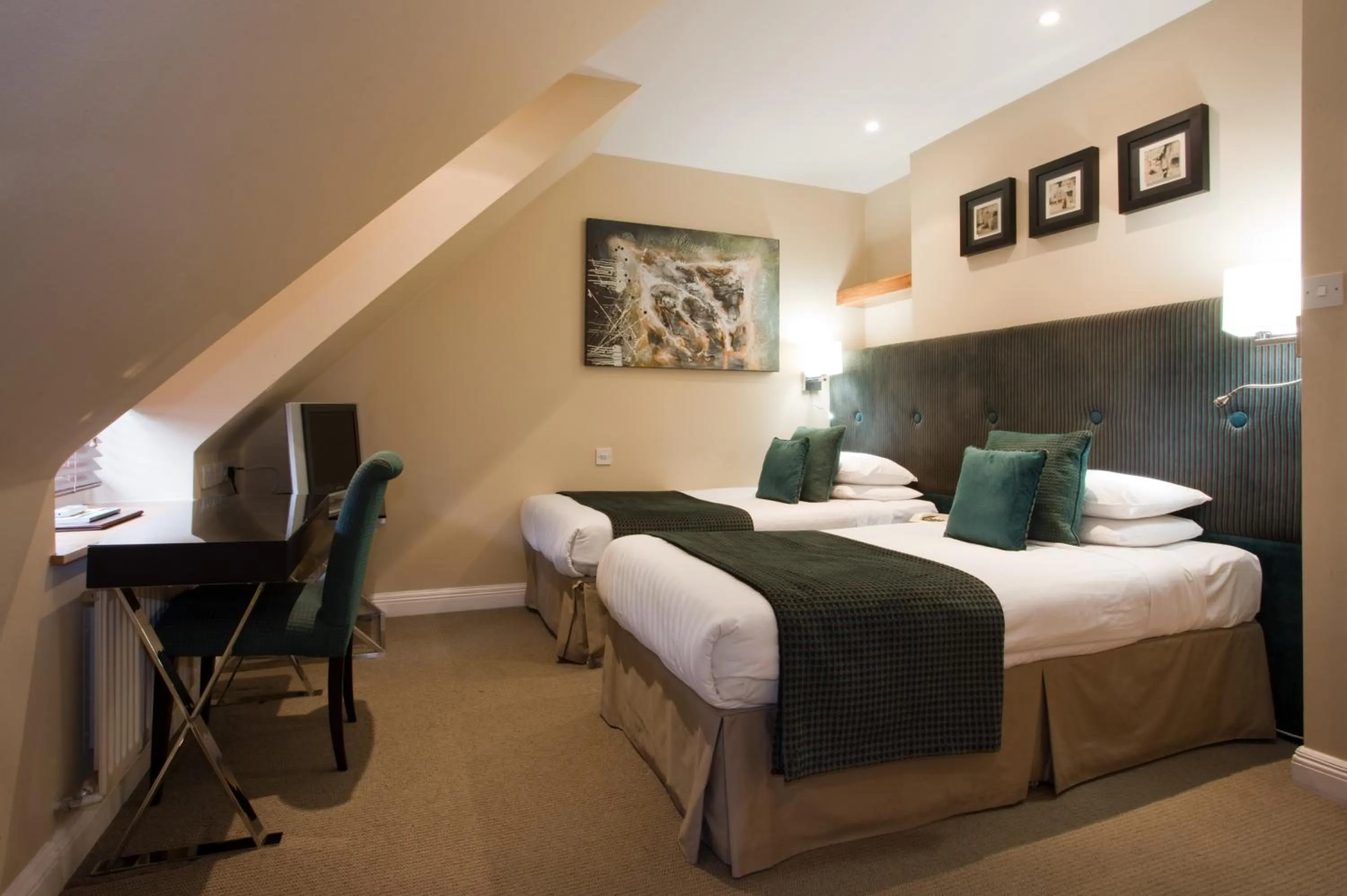 Standard Twin Room in New Linden Hotel