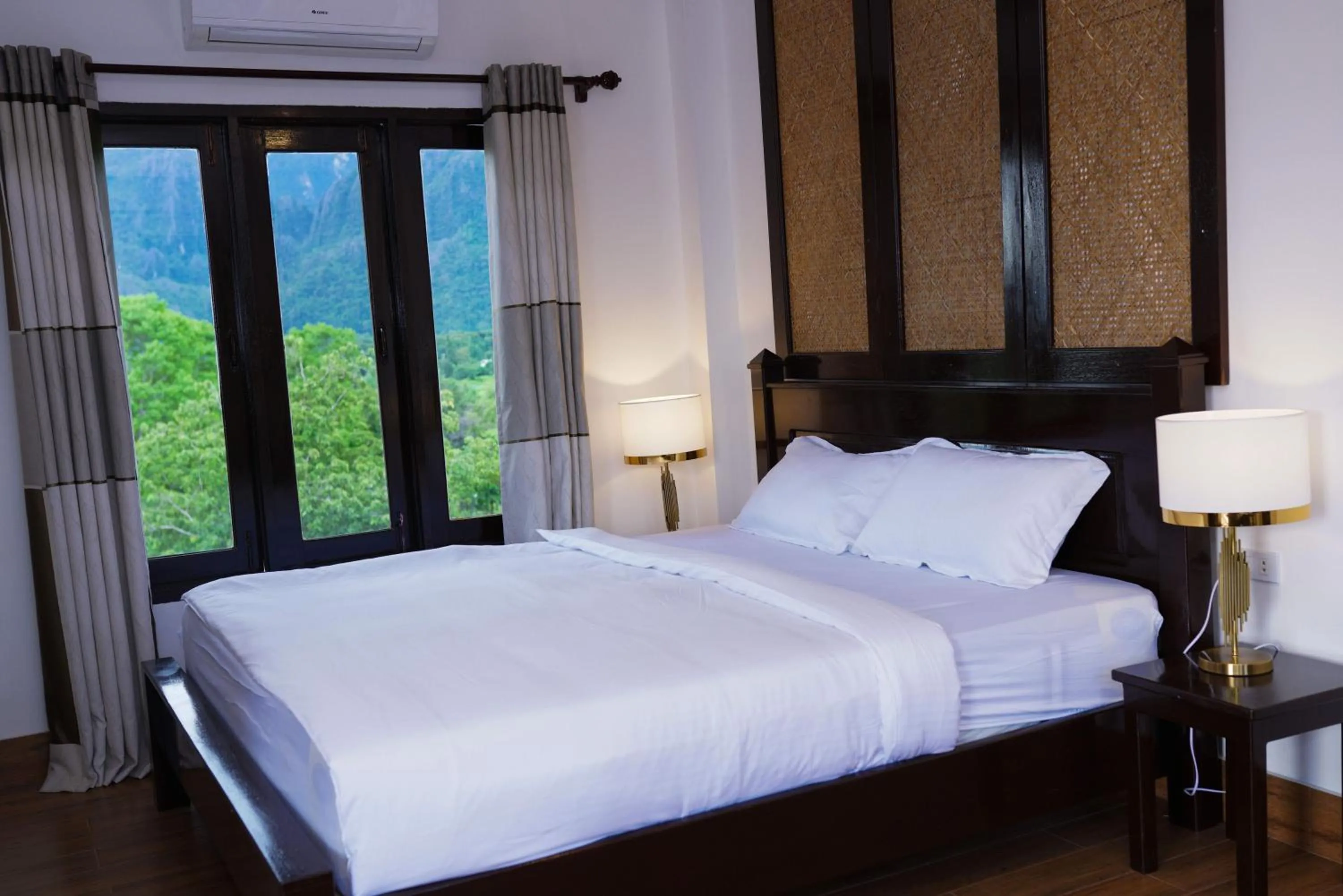 Large Double Room in Mad Monkey Vang Vieng