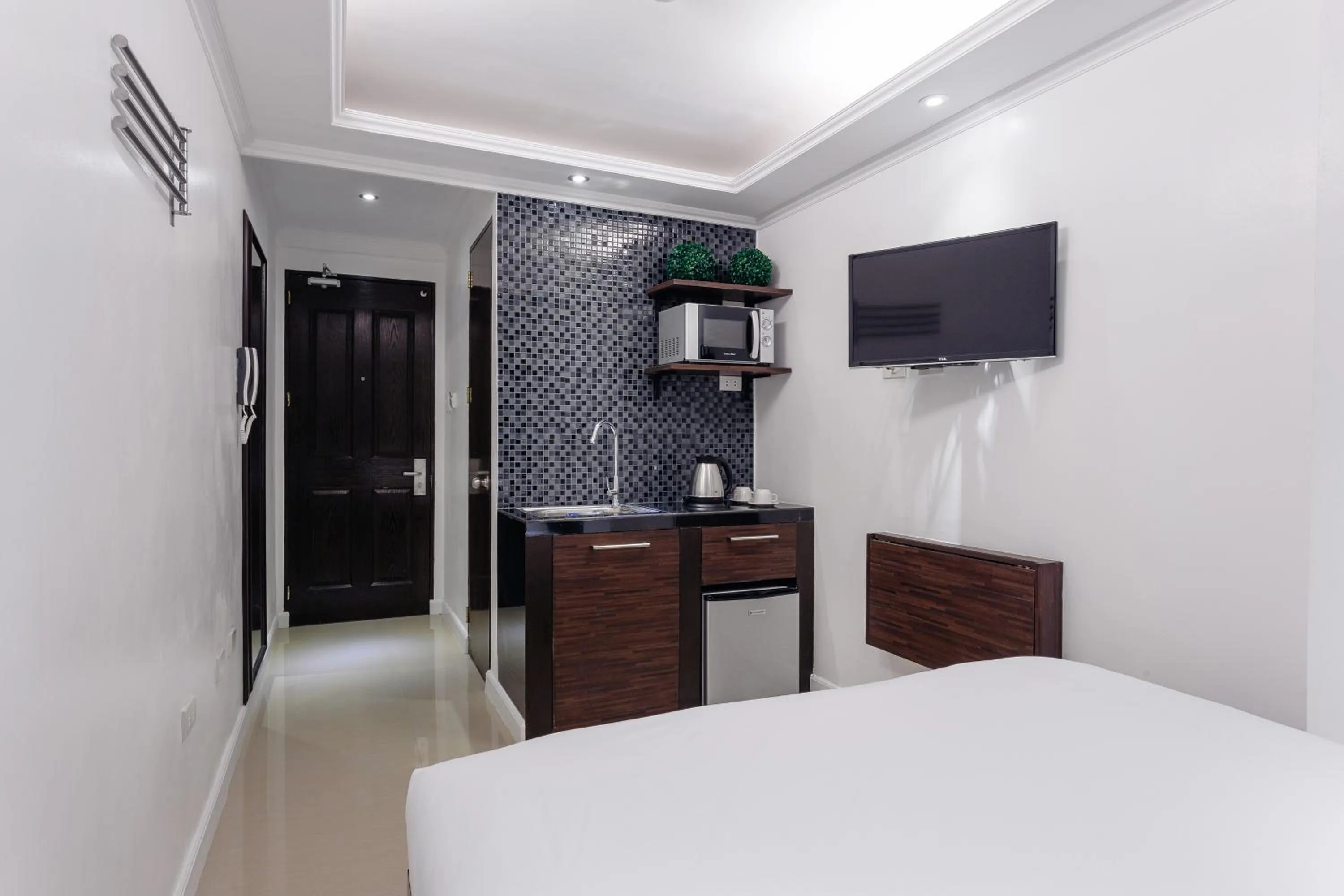 Deluxe Queen Room in Nest Nano Suites Poblacion - Makati