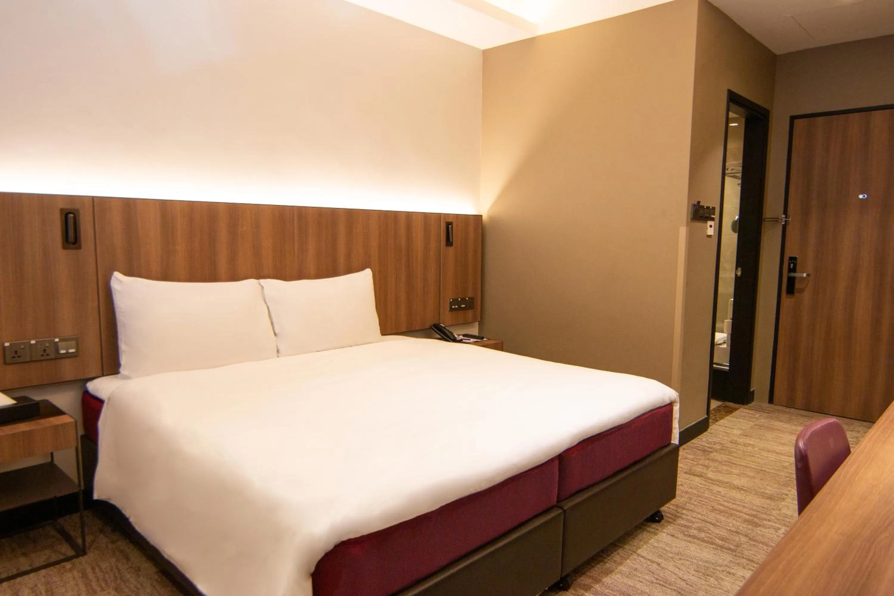 Tyrwhitt Deluxe Room in Aqueen Prestige Hotel Lavender