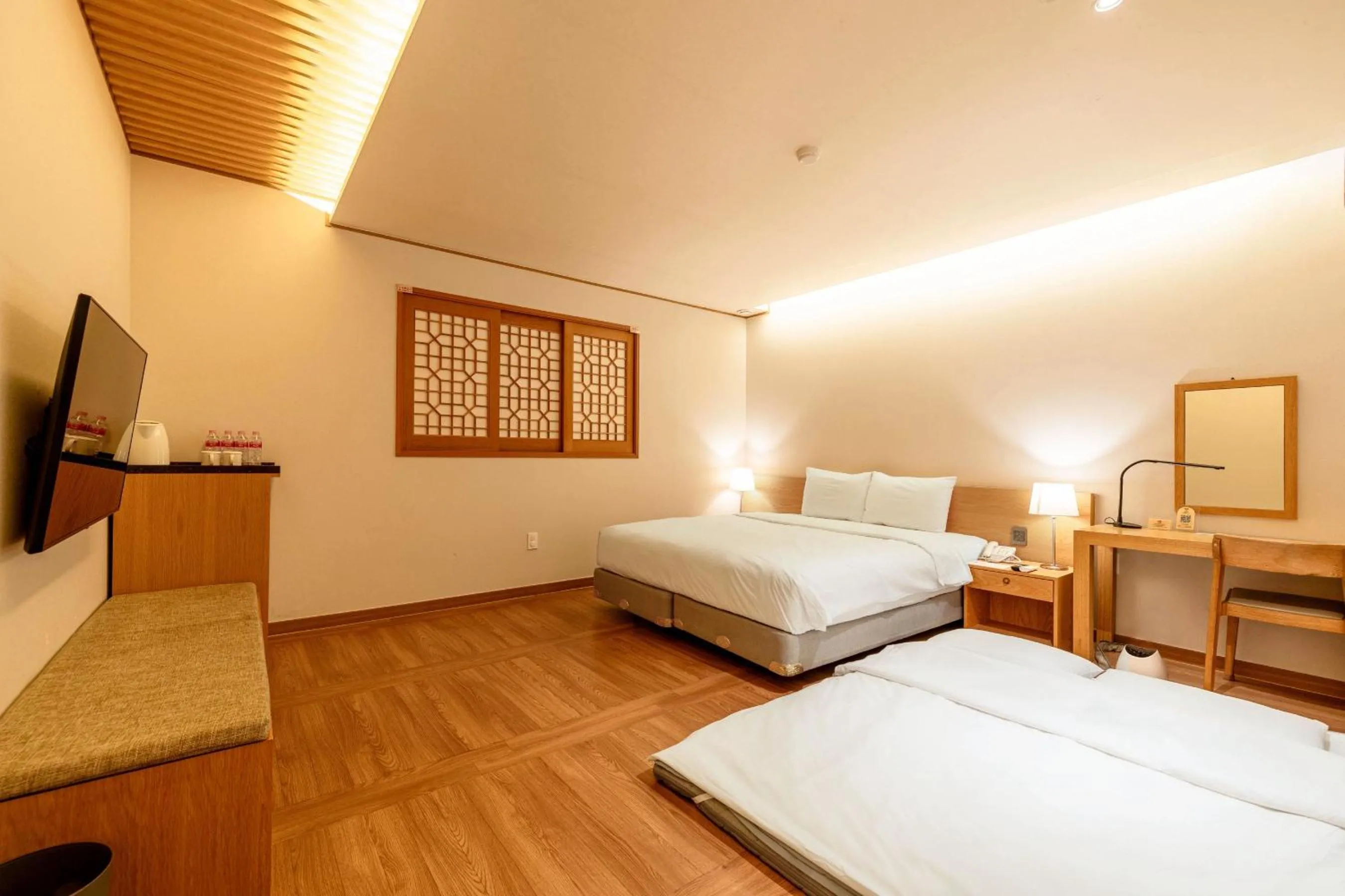 Deluxe KOR Double Room in Hotel Sunbee Insadong