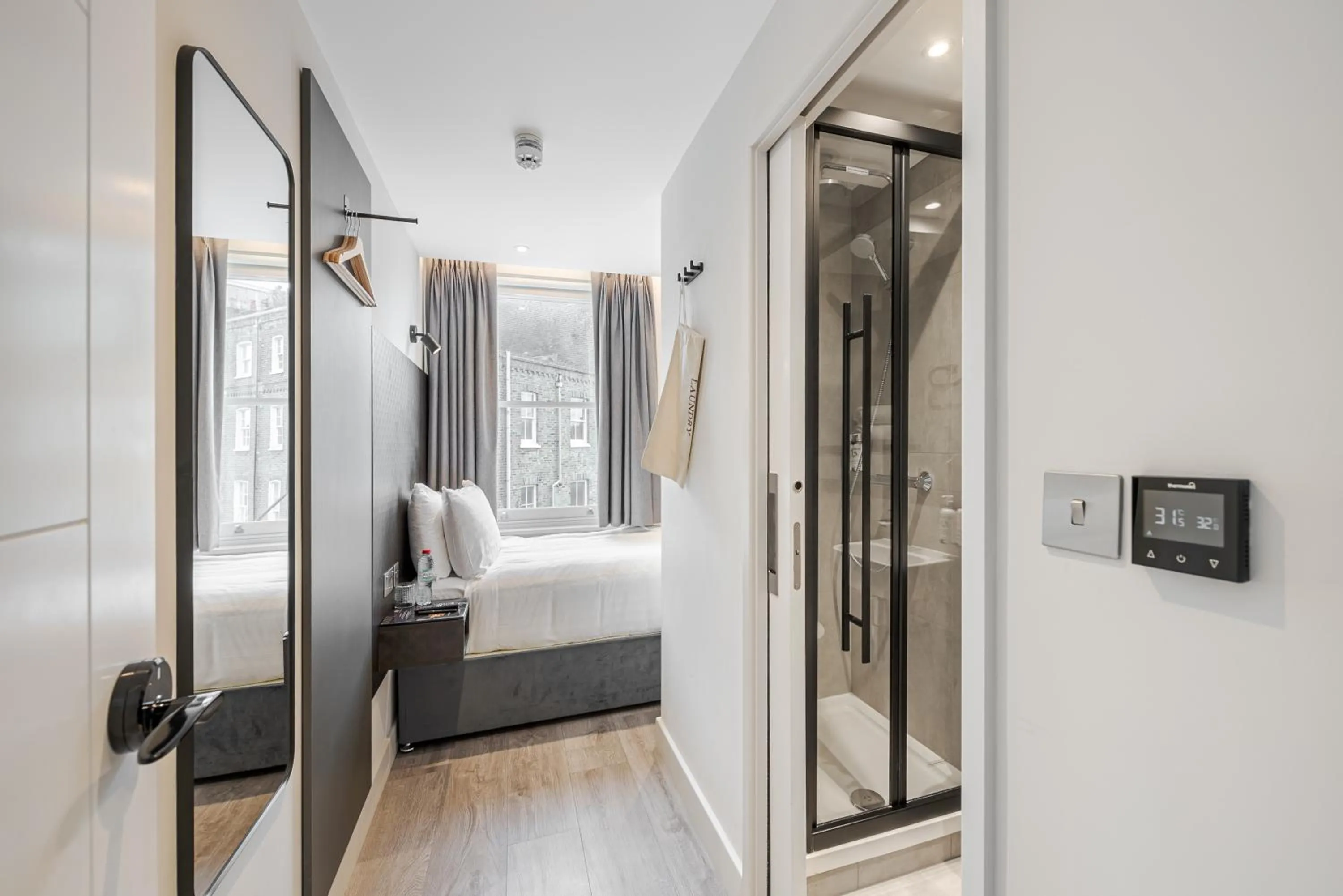 Compact Single Room in St Pancras Inn