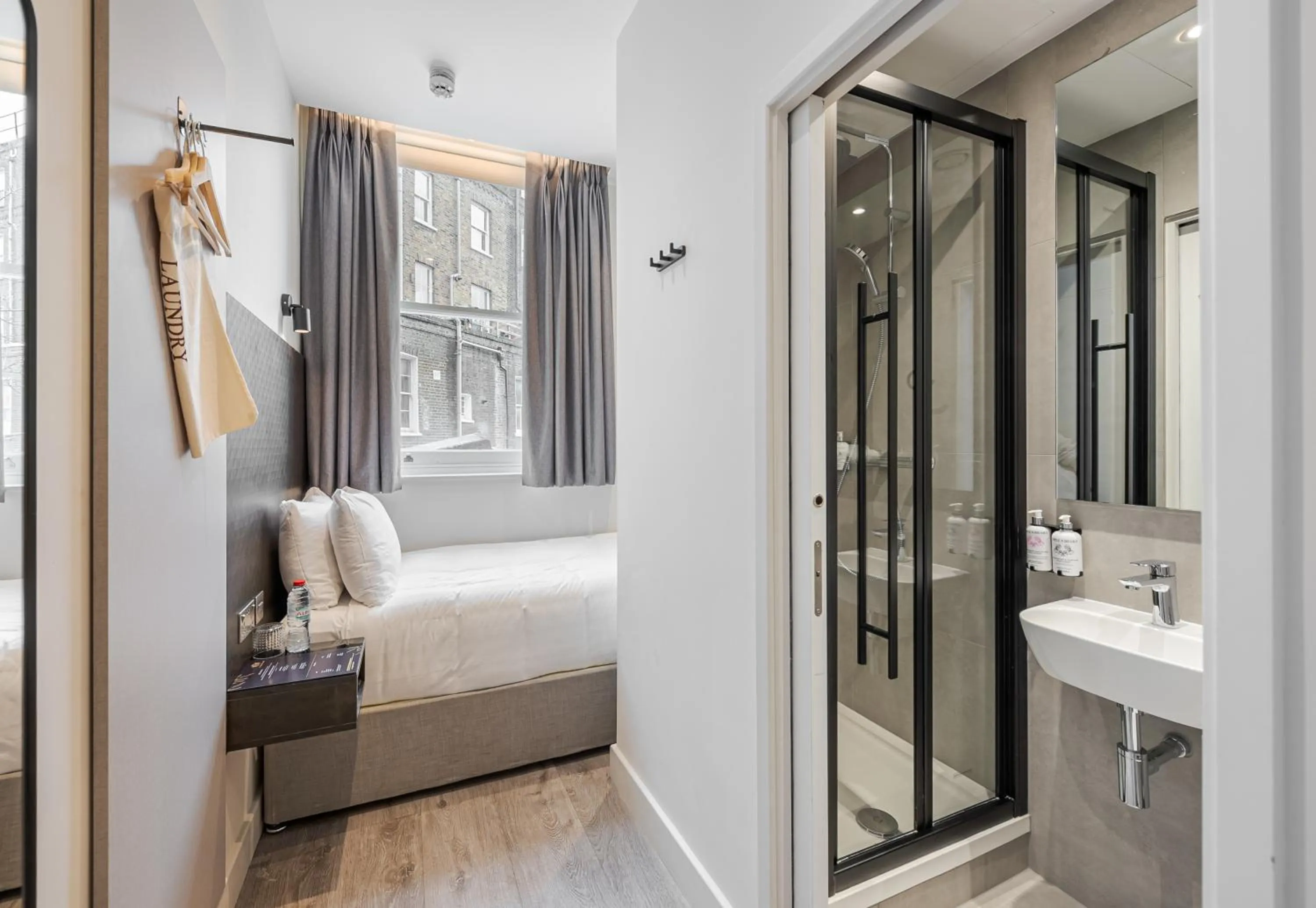 Compact Single Room in St Pancras Inn