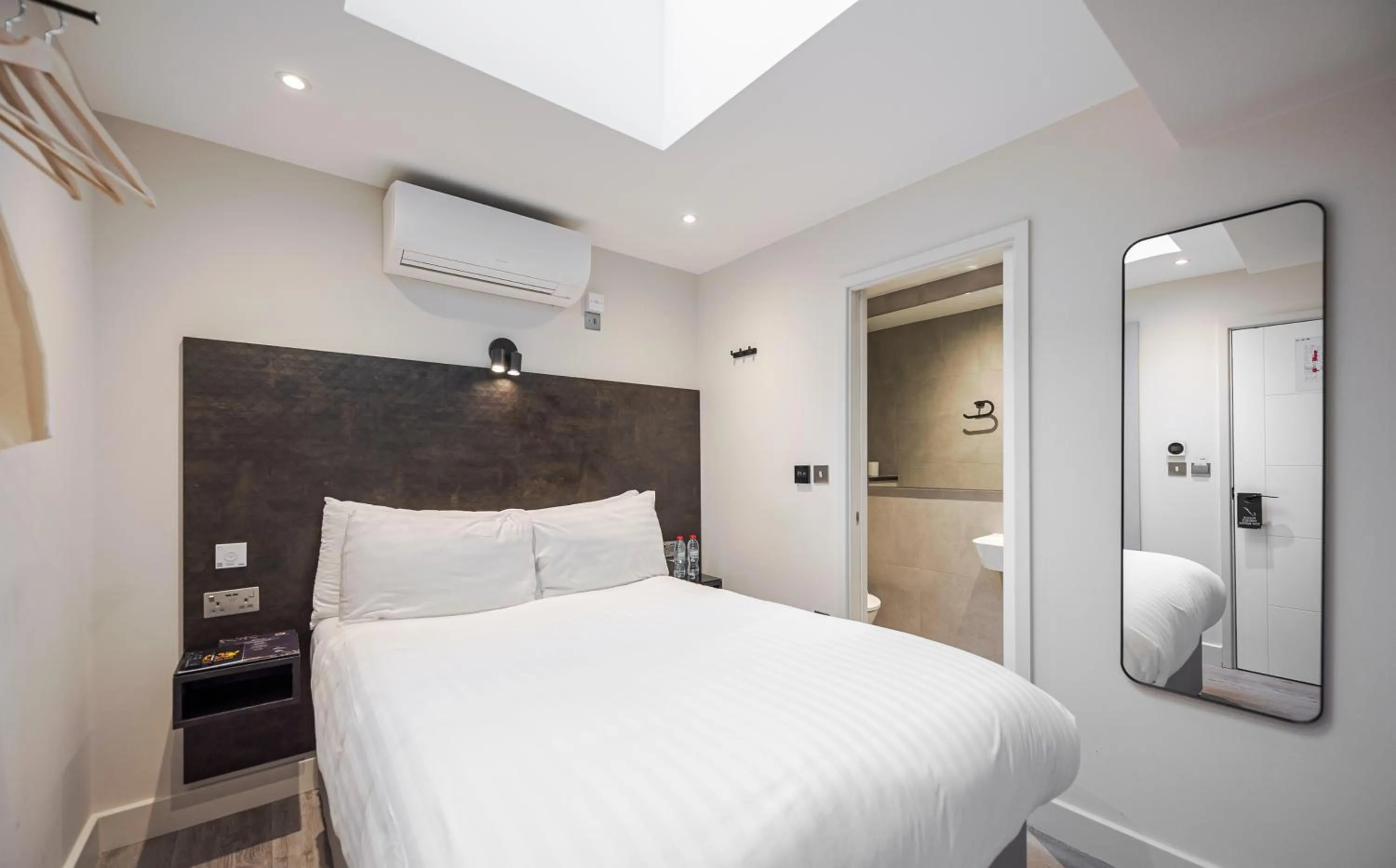 Compact Double Room in St Pancras Inn