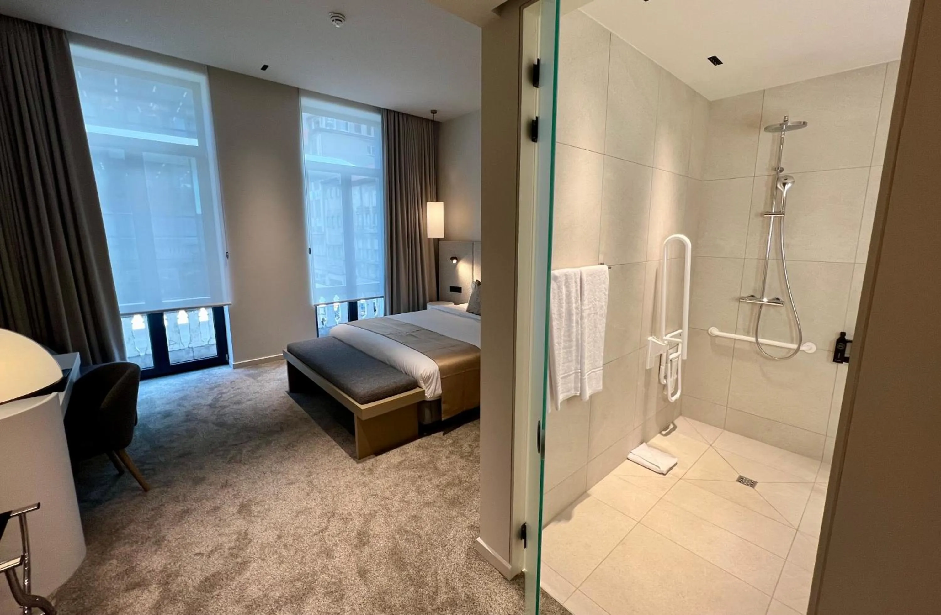 King Room with Roll-In Shower - Disability Access in OPO Hotel