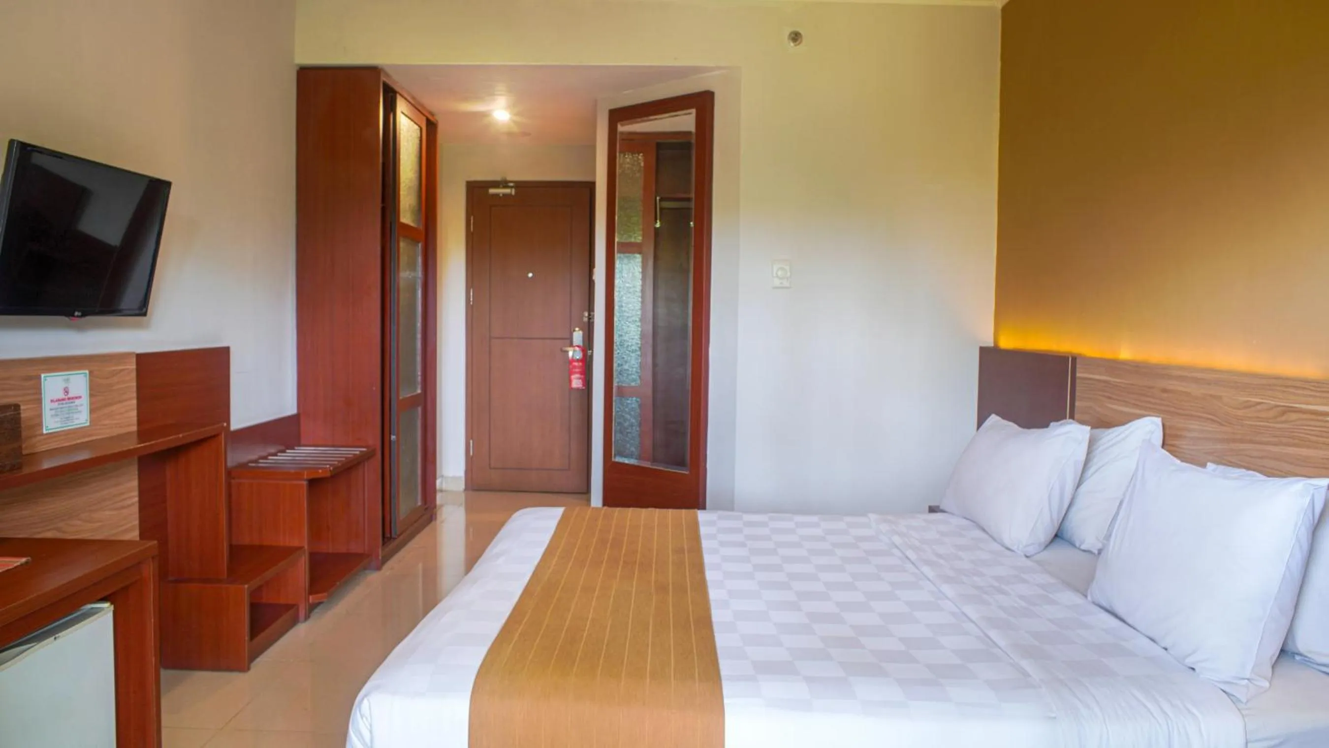 Budget Double Room in Lorin Dwangsa Solo Hotel