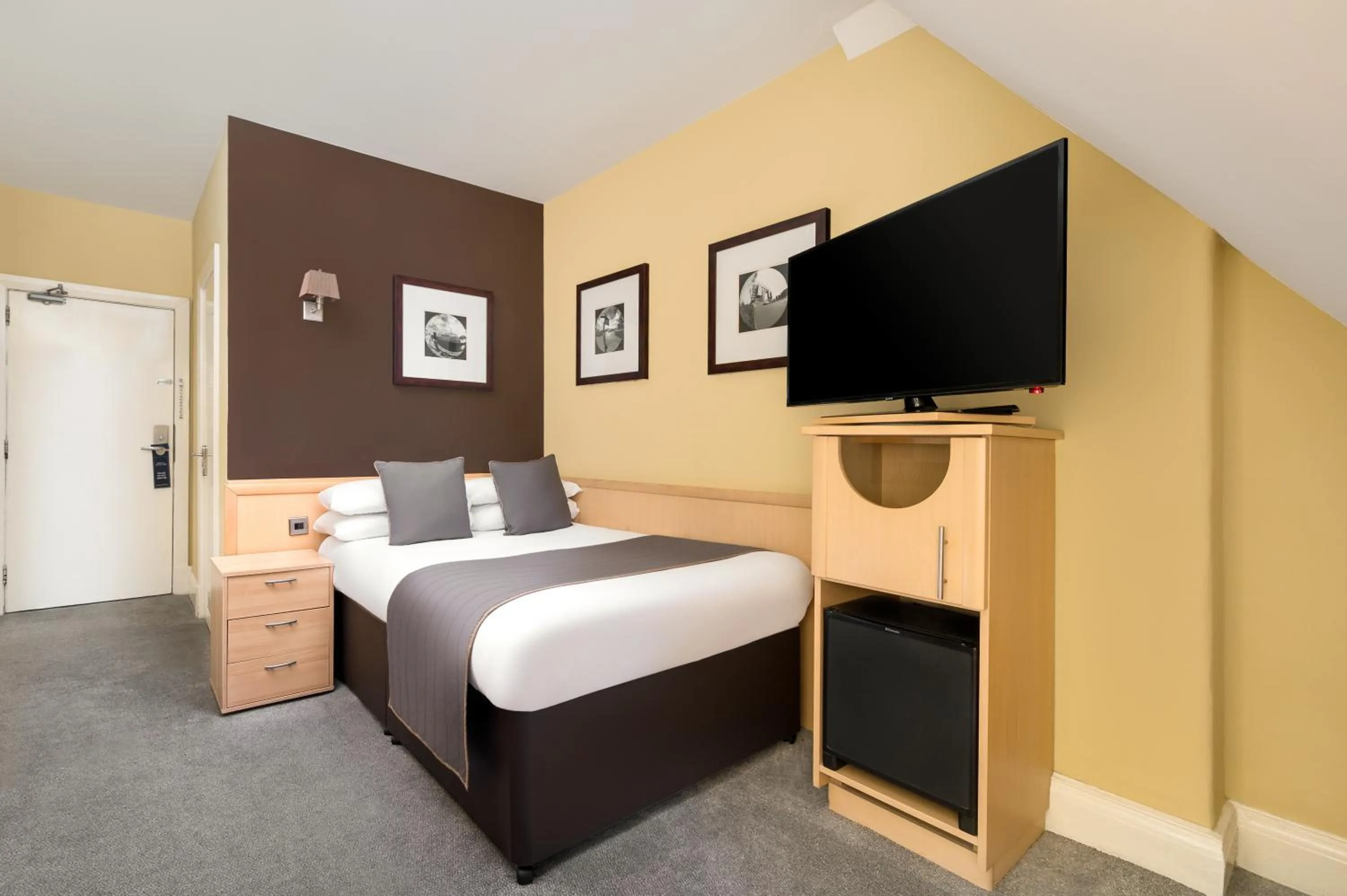 Cozy Double Room in Royal Station Hotel- Part of the Cairn Collection