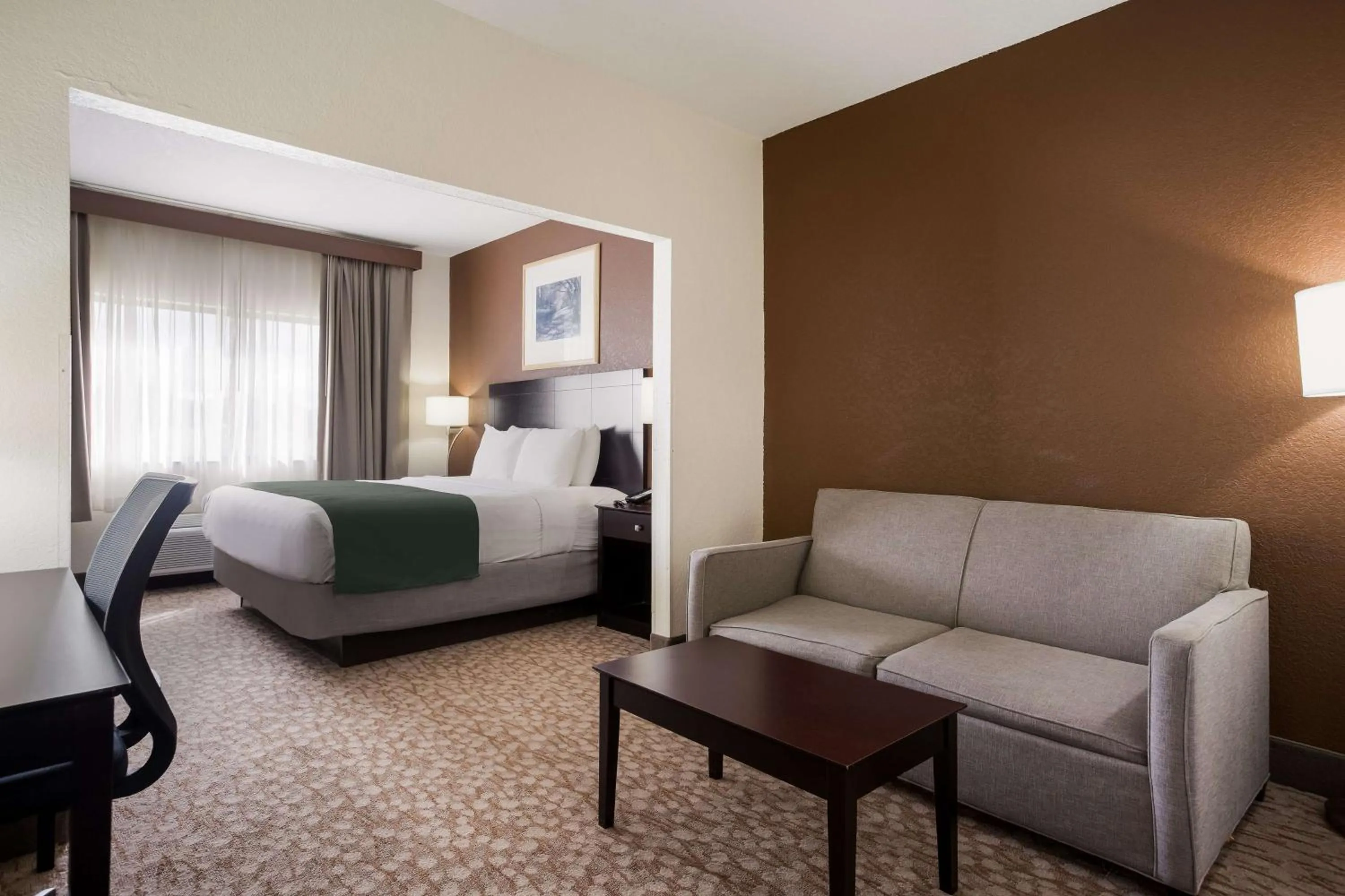 Queen Suite in Best Western Kendallville Inn